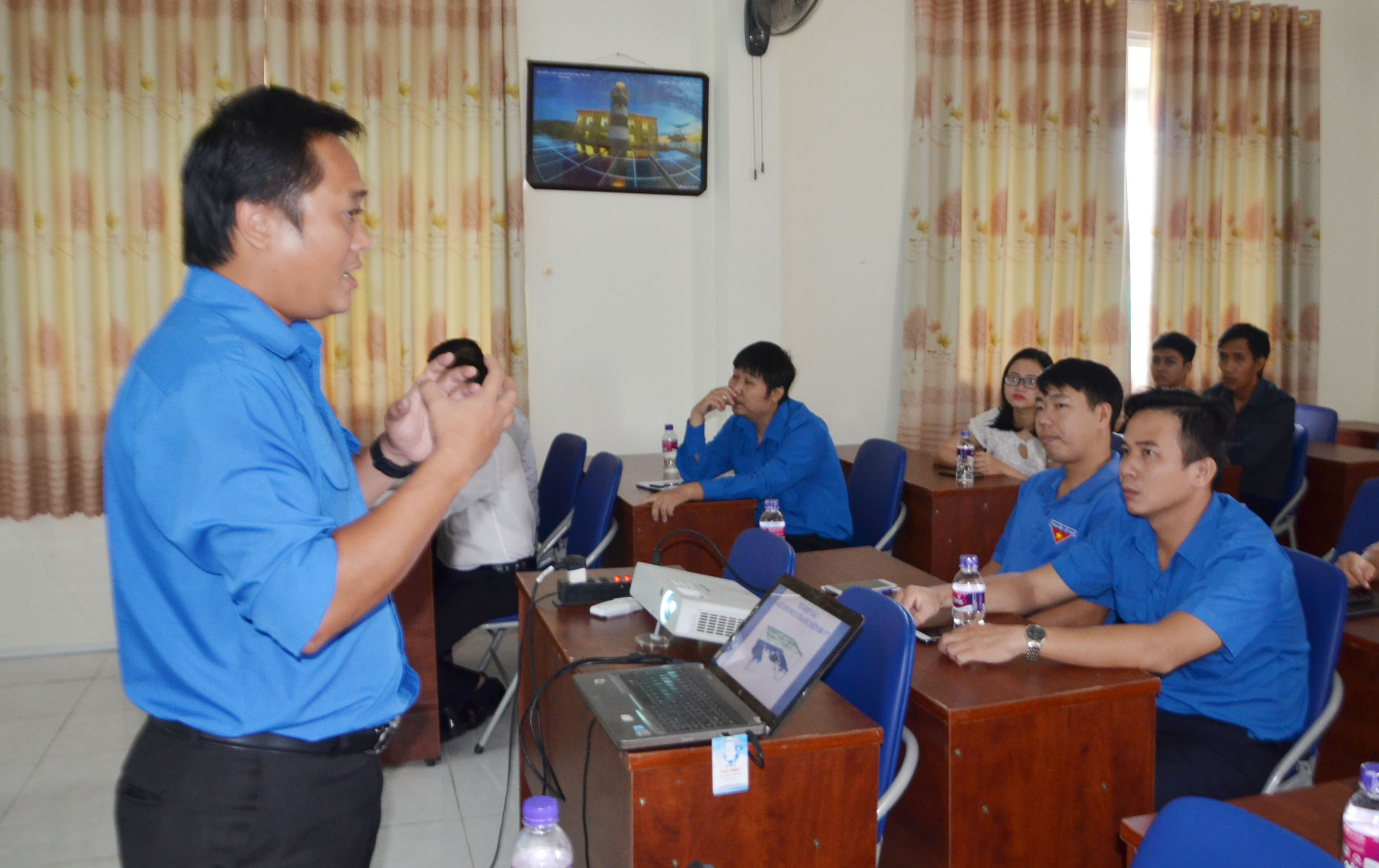Anh Nguyễn Minh Triết, Phó Bí thư Tỉnh Đoàn, Chủ tịch Hội LHTN Việt Nam tỉnh giới thiệu đến ĐVTN kiến thức về khởi nghiệp.