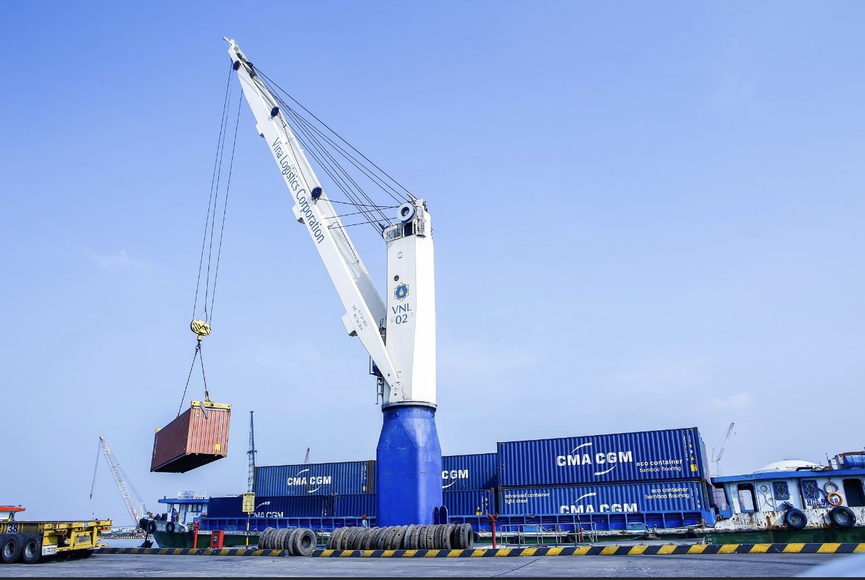 Hiện trong hệ thống cảng bến thủy nội địa của tỉnh chỉ có cảng Hưng Thái được đầu tư xây dựng hệ thống kho bãi và thiết bị xếp dỡ hiện đại. Trong ảnh: Xếp dỡ, trung chuyển container tại cảng Hưng Thái