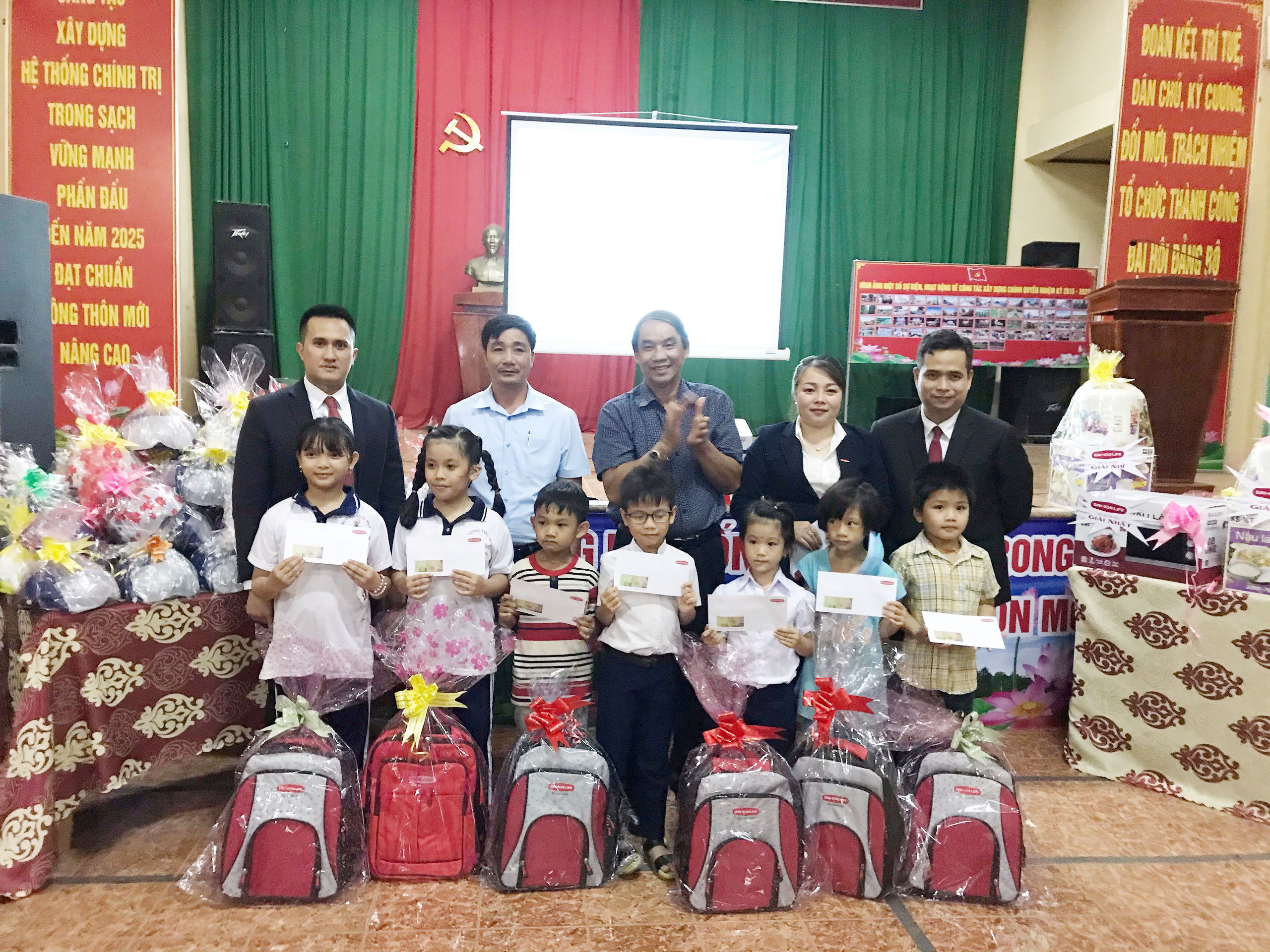 Bà Phan Thị Ái Vân (thứ hai từ phải qua), Giám đốc Văn phòng Tổng đại lý Dai-ichi Life Việt Nam - Chi nhánh Xuyên Mộc trao học bổng và cặp sách cho HS Trường TH Hòa Hưng.