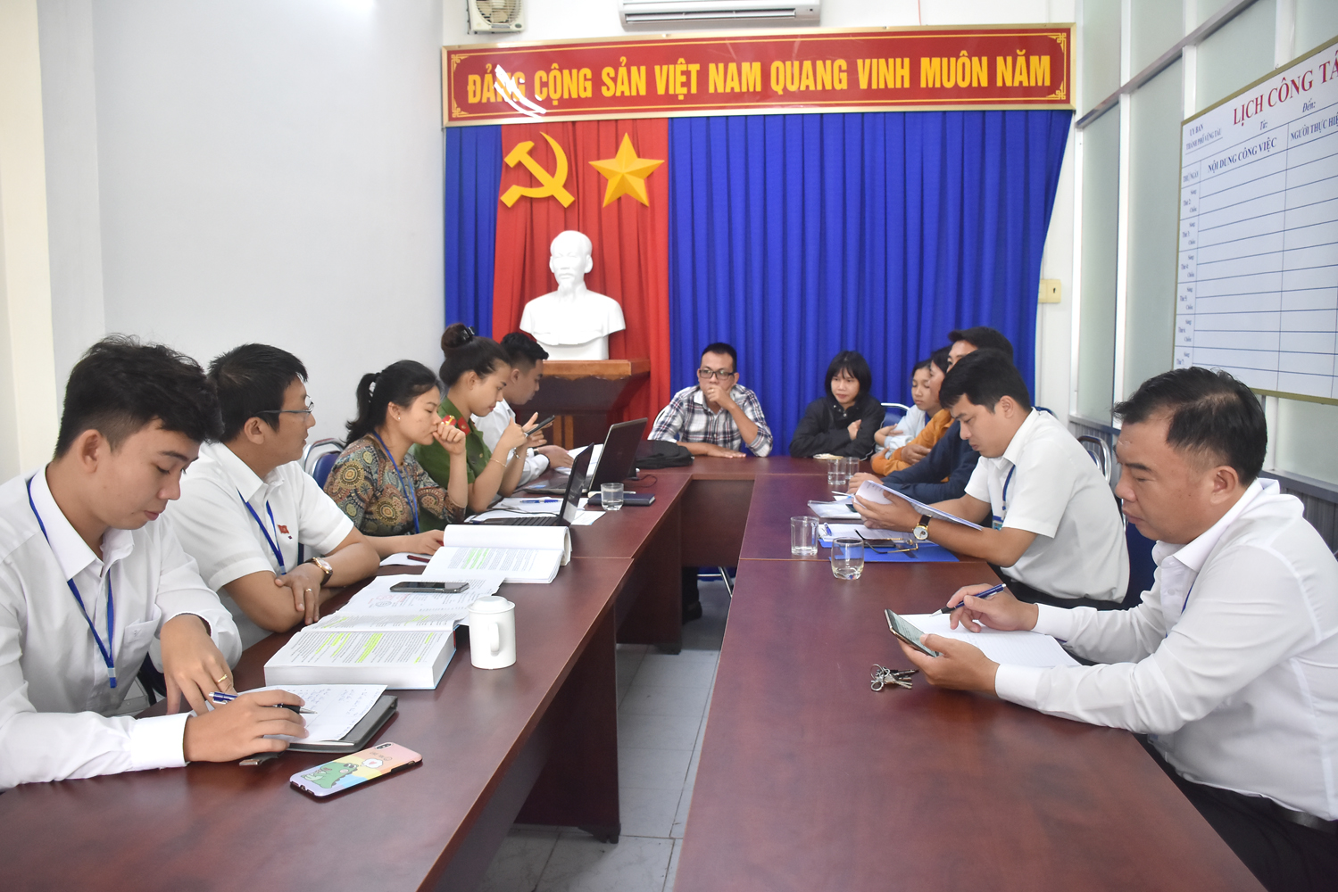 Đại diện các cơ quan chức năng TP. Vũng Tàu làm việc với chủ và nhân viên quán Heaven.