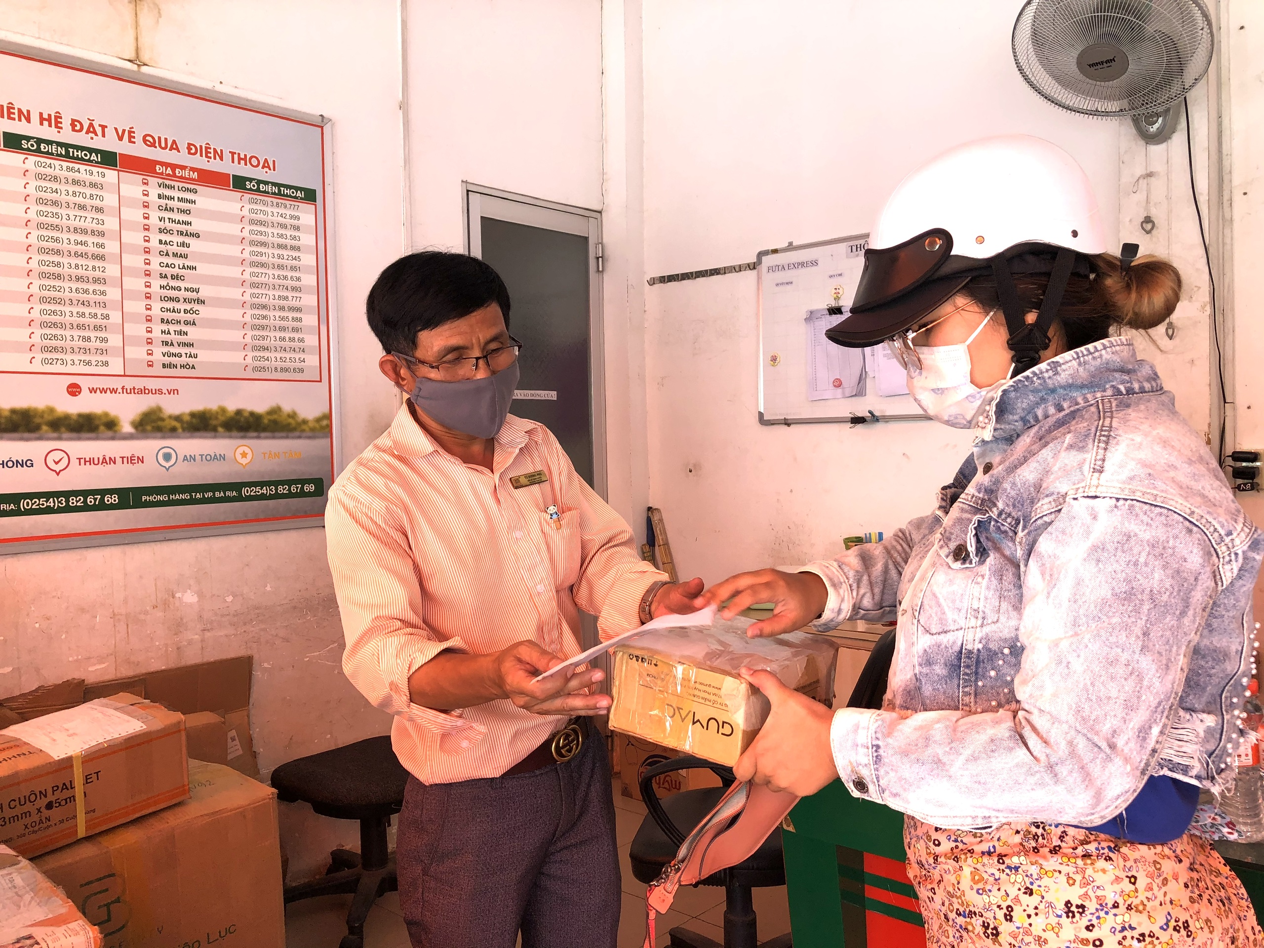 Nhân viên giao dịch FUTA Express giao hàng cho chị Trân (nhà ở KP.Lam Sơn,  P.Phước Hoà, TX.Phú Mỹ)