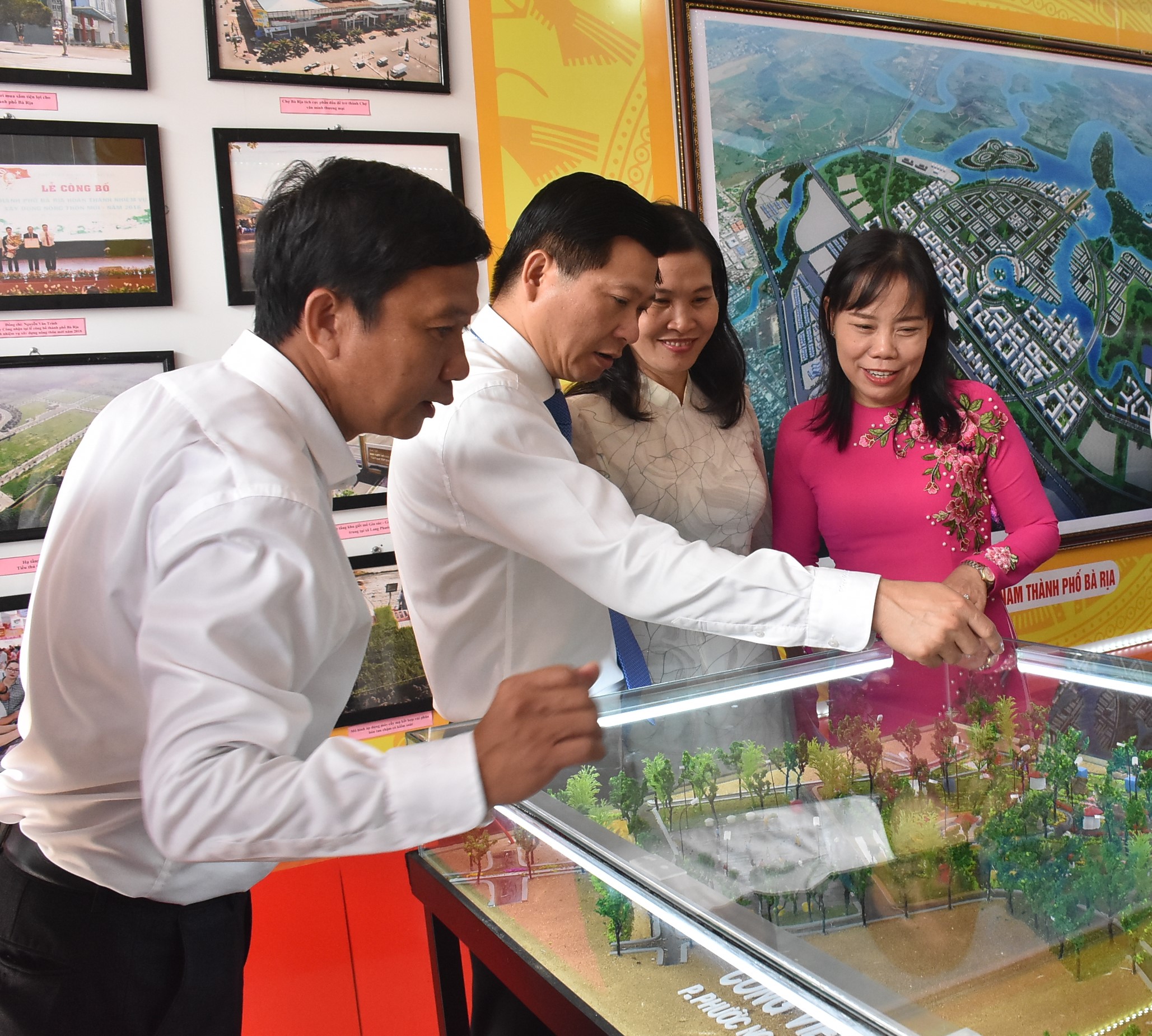 Các đại biểu tham quan gian trưng bày, giới thiệu những thành tựu của tỉnh đạt được qua 6 kỳ Đại hội. Ảnh: TRẦN TRÀ