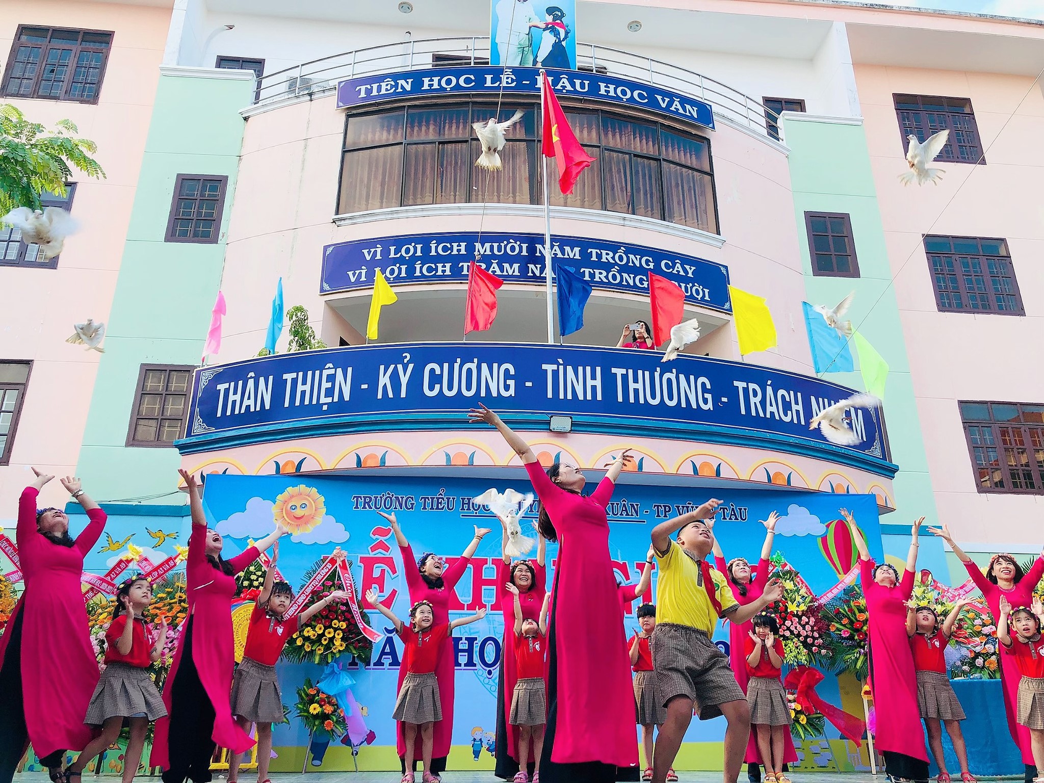 Bức ảnh “Cánh bồ chim trắng tung bay” của trường TH Nguyễn Viết Xuân (TP. Vũng Tàu) đạt giải Khuyến khích cuộc thi “Nụ cười ngày khai giảng”.