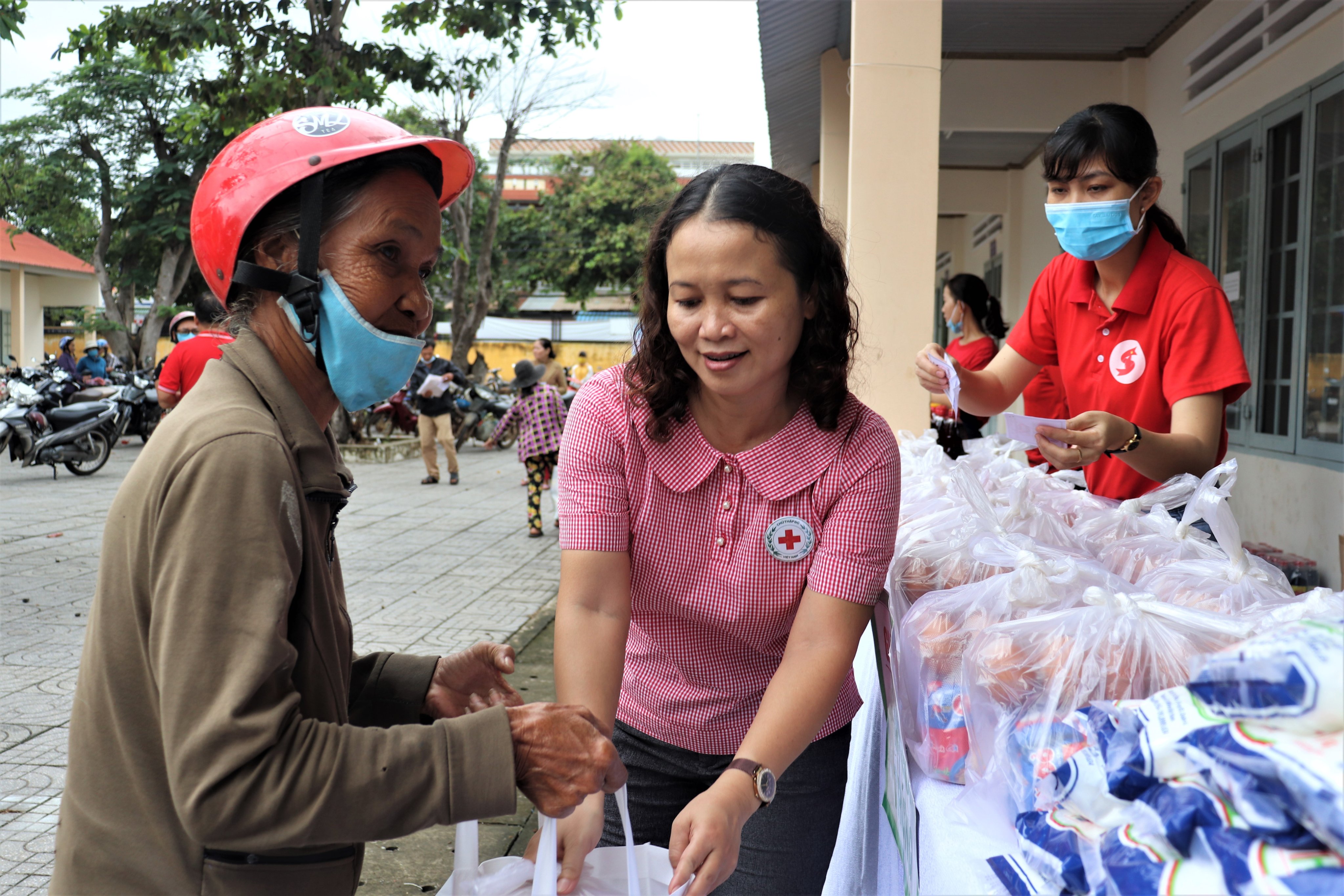 Bà Hà Thị Việt Bắc, Phó Chủ tịch Hội Chữ thập đỏ tỉnh “bán” nhu yếu phẩm cho người nghèo tại “Phiên chợ nhân đạo”.