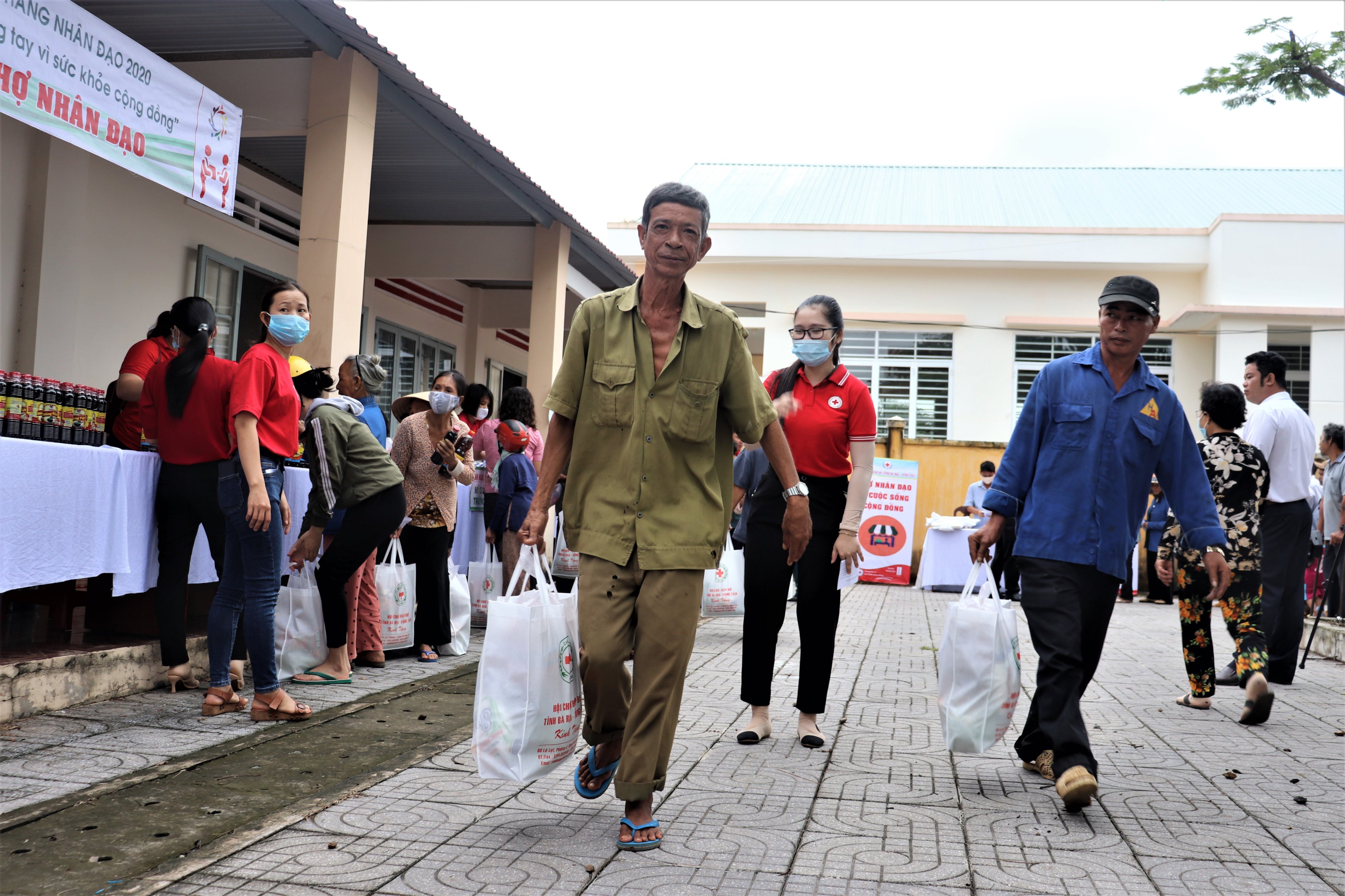 Không khí hân hoan của bà con đi “chợ” về.