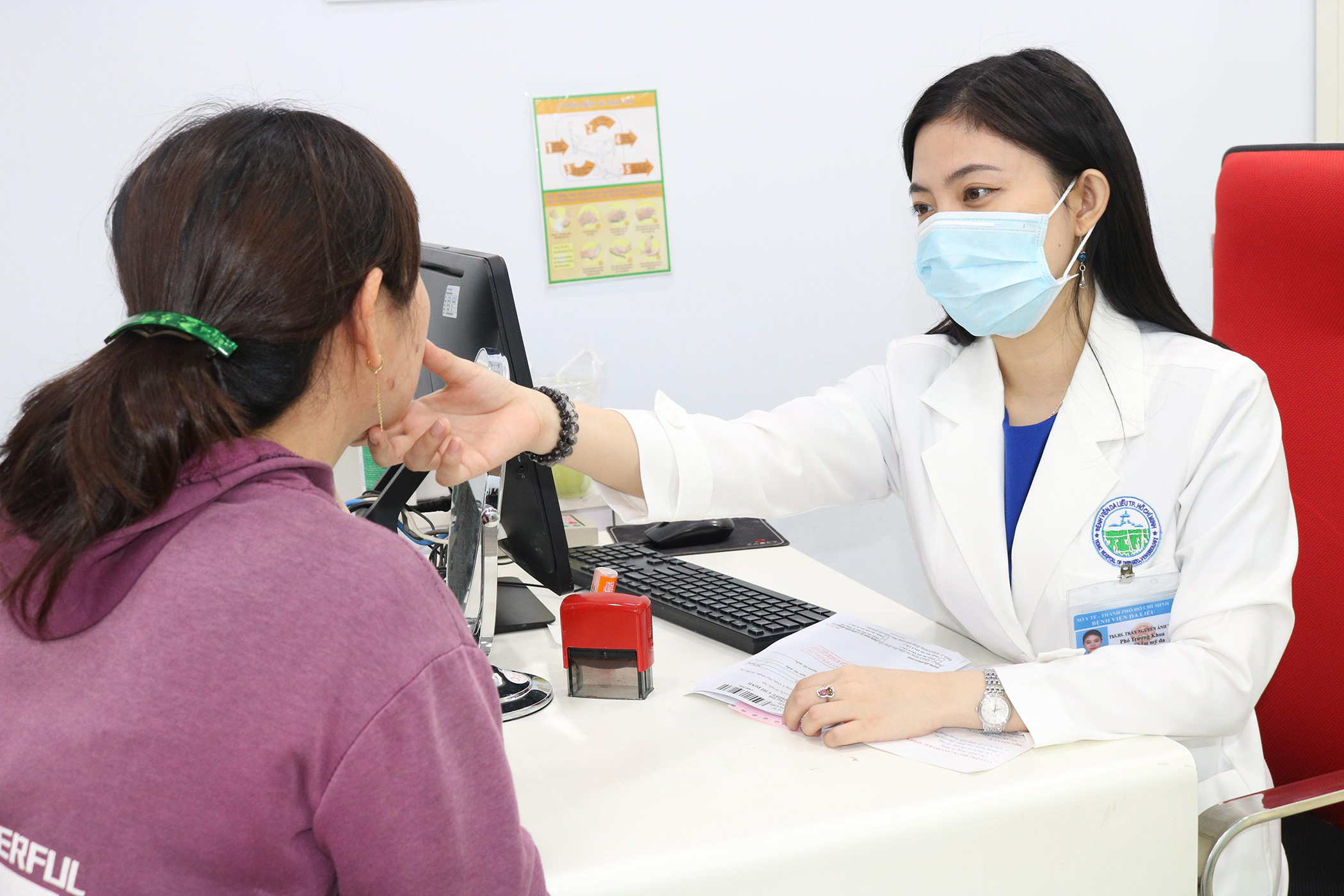 Bác sĩ đang đánh giá tình trạng da cho người bệnh tại Bệnh viện Da liễu TP.HCM.