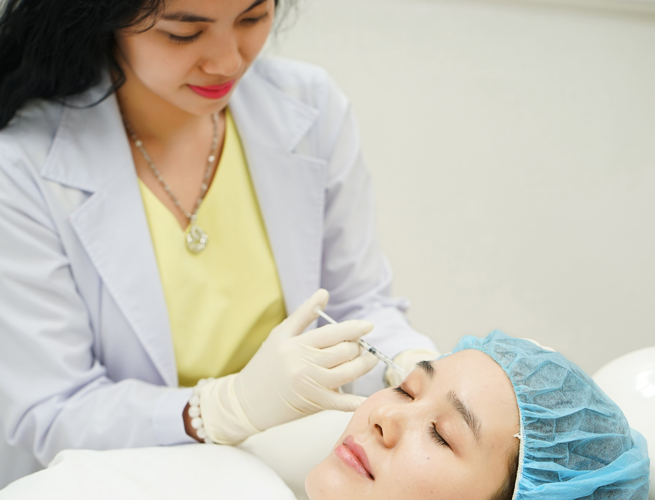 ThS. BS Trần Nguyên Ánh Tú – Phó trưởng khoa Thẩm mỹ da - Bệnh viện Da liễu TP. HCM, thực hiện thủ thuật tiêm botulinum toxin cho người bệnh.