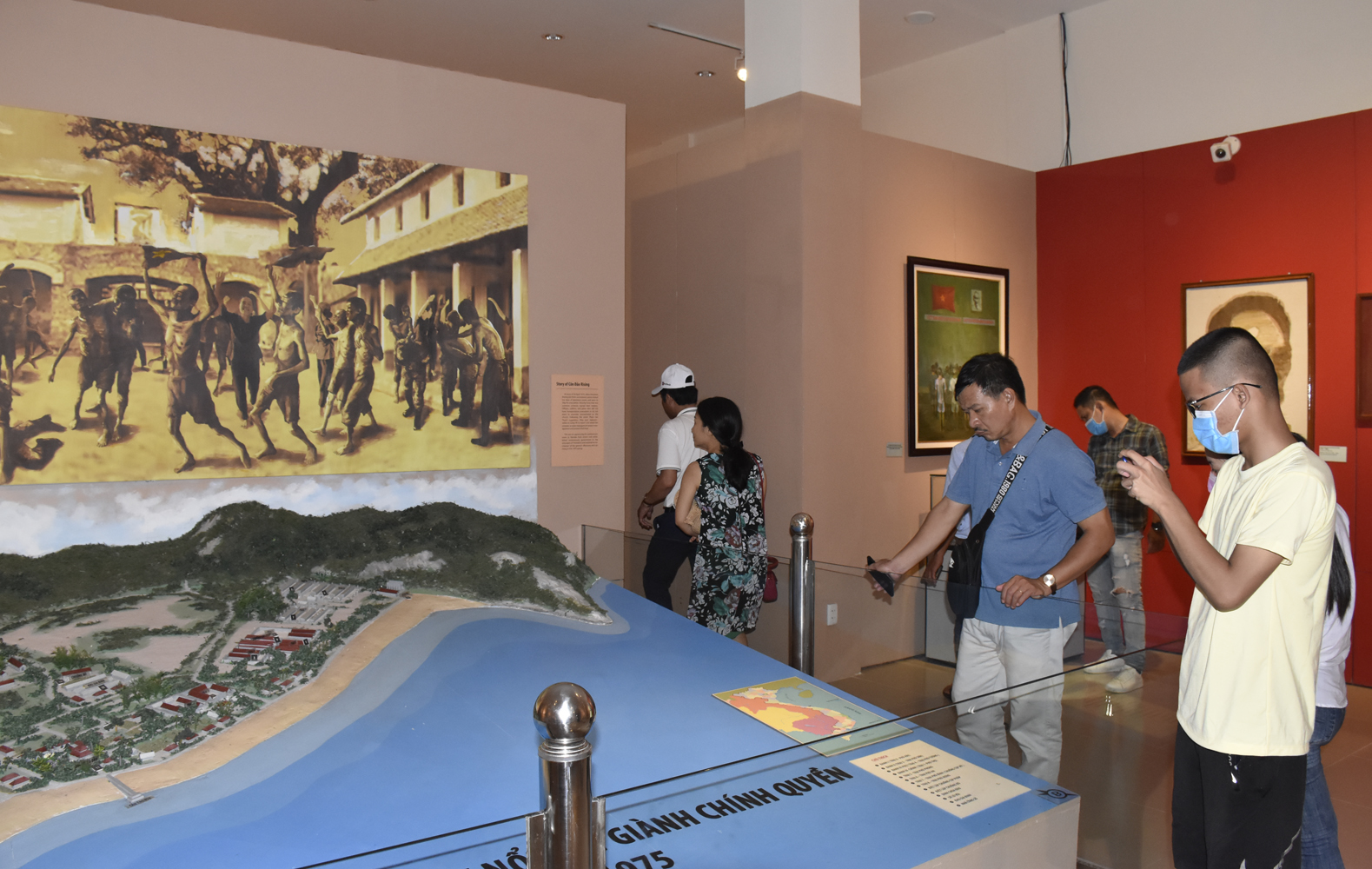 Du khách tham quan Bảo tàng Côn Đảo. 