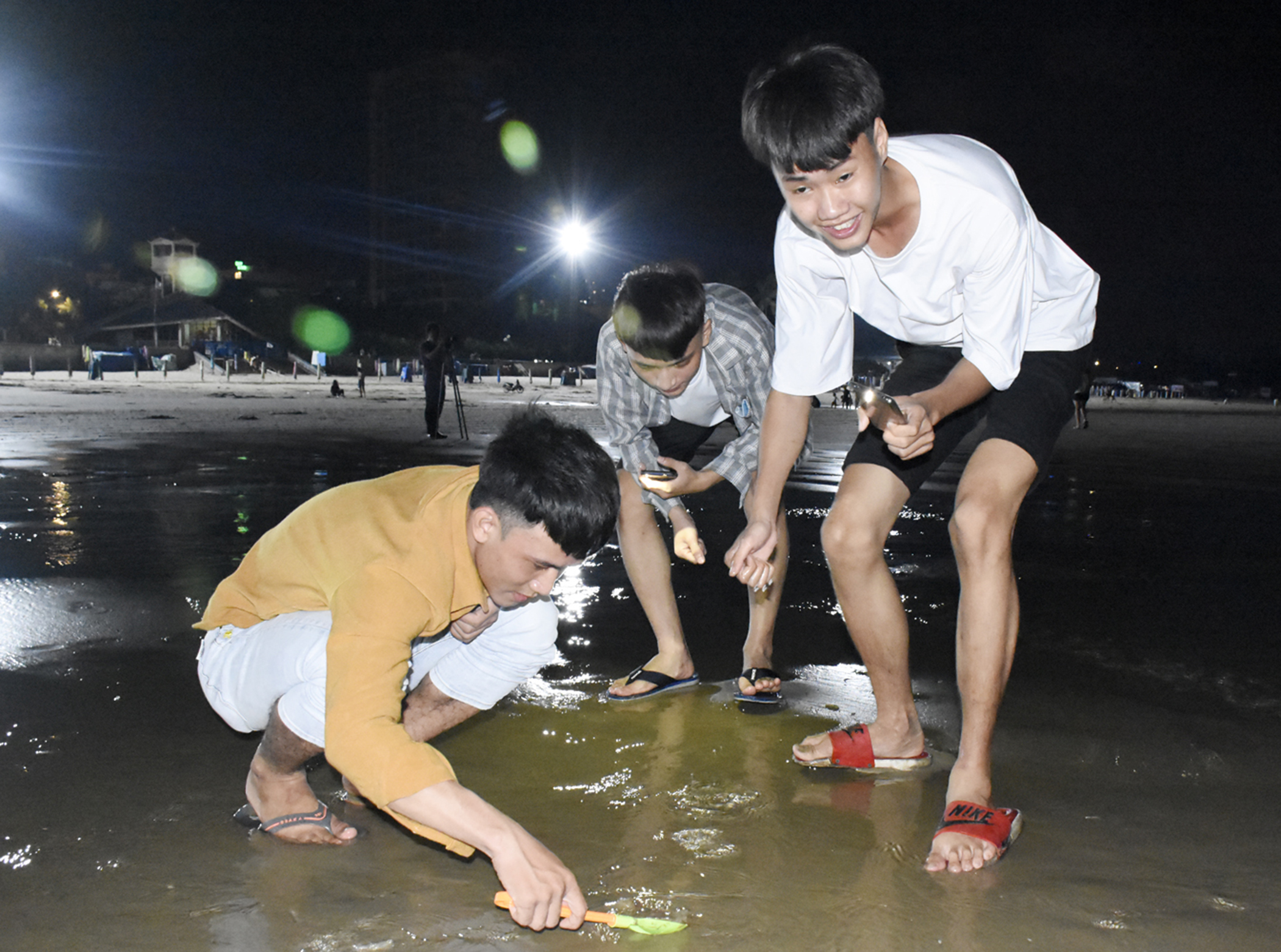 Các DN đề xuất TP.Vũng Tàu cần sớm quy hoạch các khu vực được khai thác dịch vụ đêm. Trong ảnh: Du khách dạo biển đêm trên Bãi Sau.