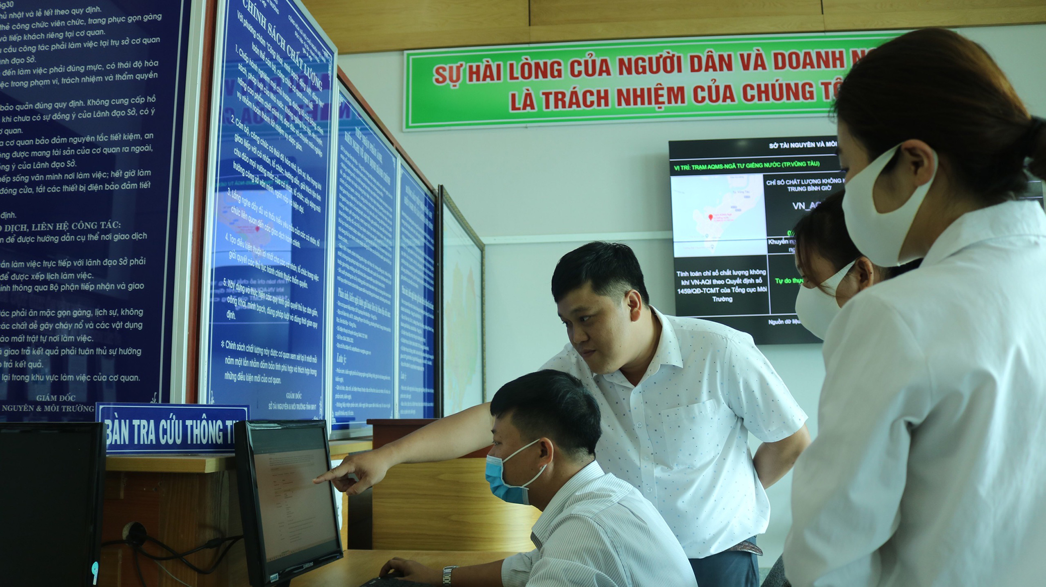 Người dân tra cứu thông tin đất đai trên máy tính có kết nối internet tại Sở TN-MT.