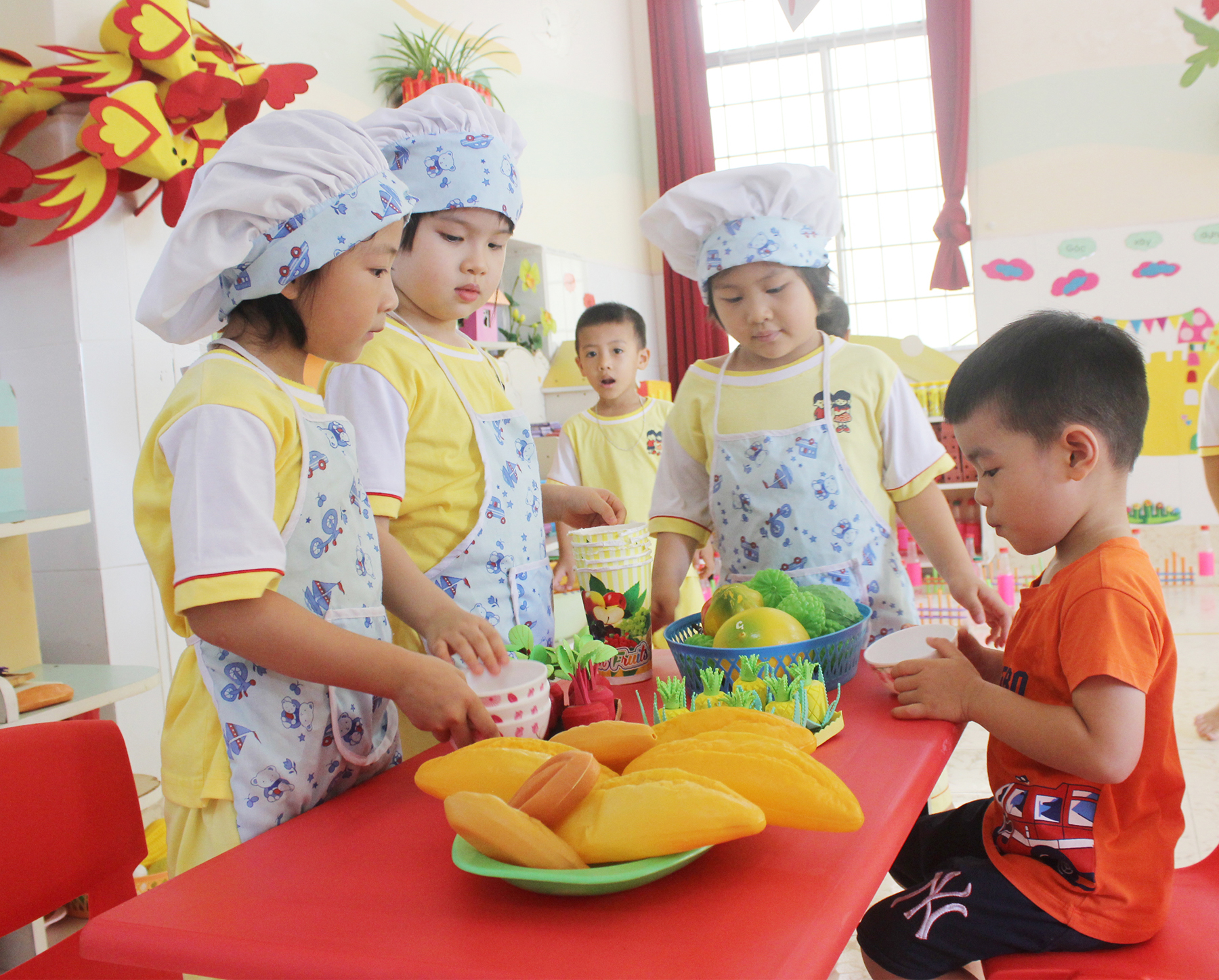 HS Trường MN Châu Thành (TP. Vũng Tàu) chơi trò chơi tại góc nội trợ.