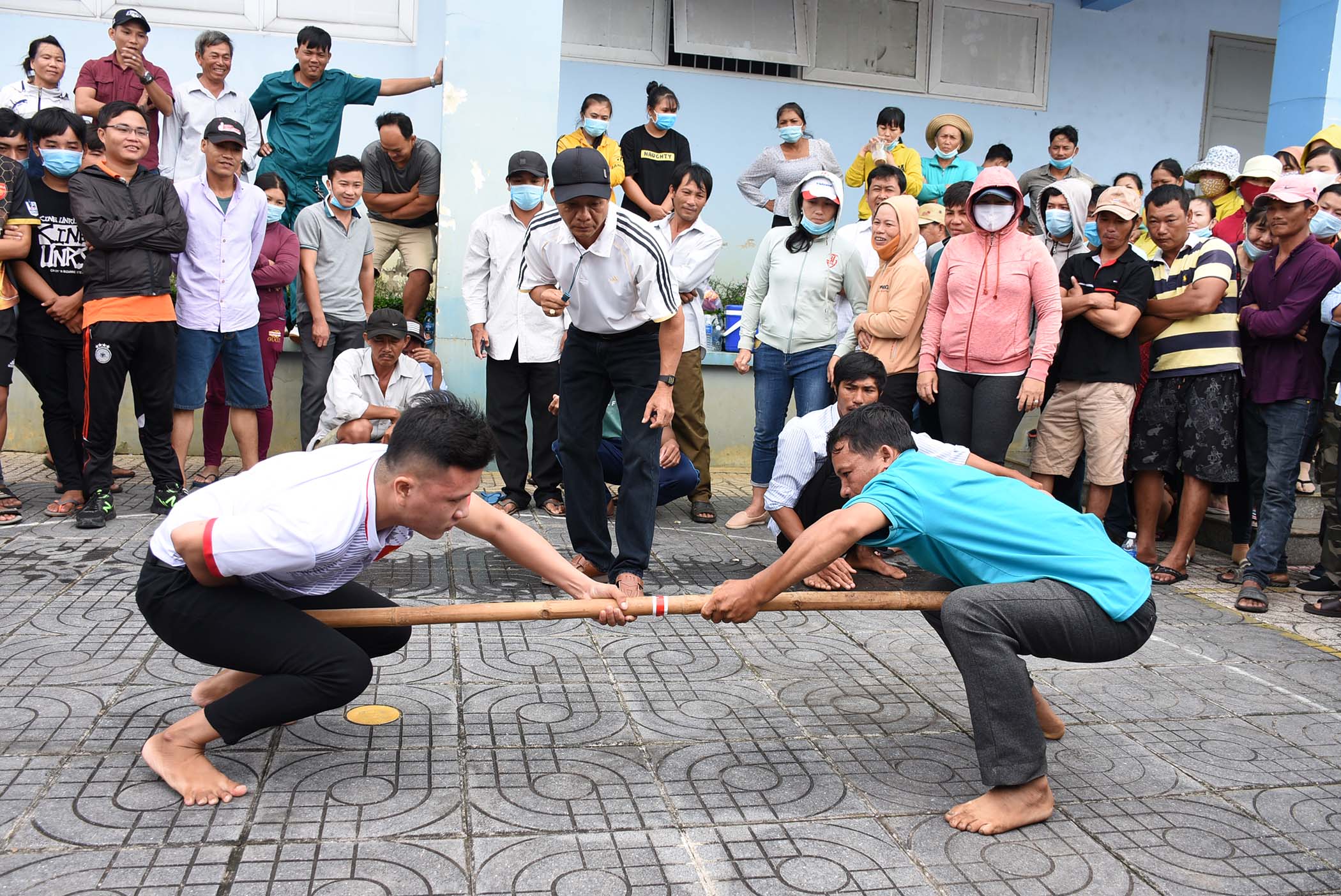Các VĐV tham gia thi đấu môn đẩy gậy tại hội thao.