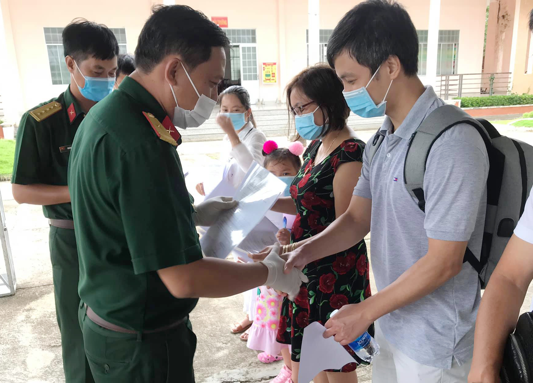 Đại diện Ban CHQS huyện Long Điền trao giấy chứng nhận hoàn thành cách ly cho công dân.