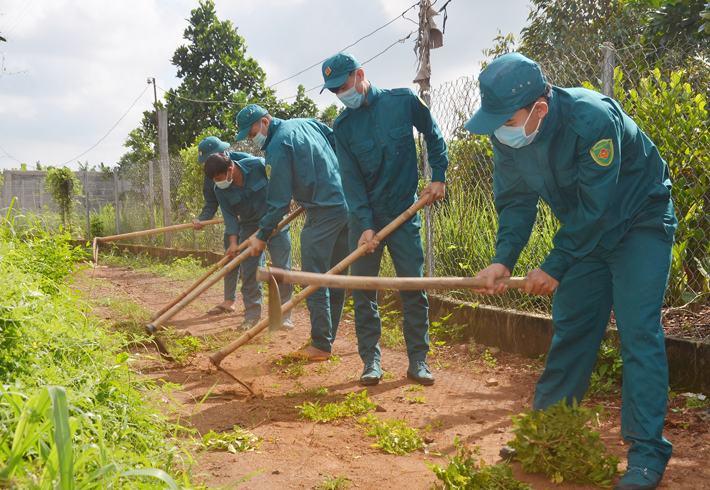 LLVT huyện Đất Đỏ tham gia dọn dẹp vệ sinh trên tuyến đường nội bộ tại Giáo xứ Long Tân, huyện Đất Đỏ.