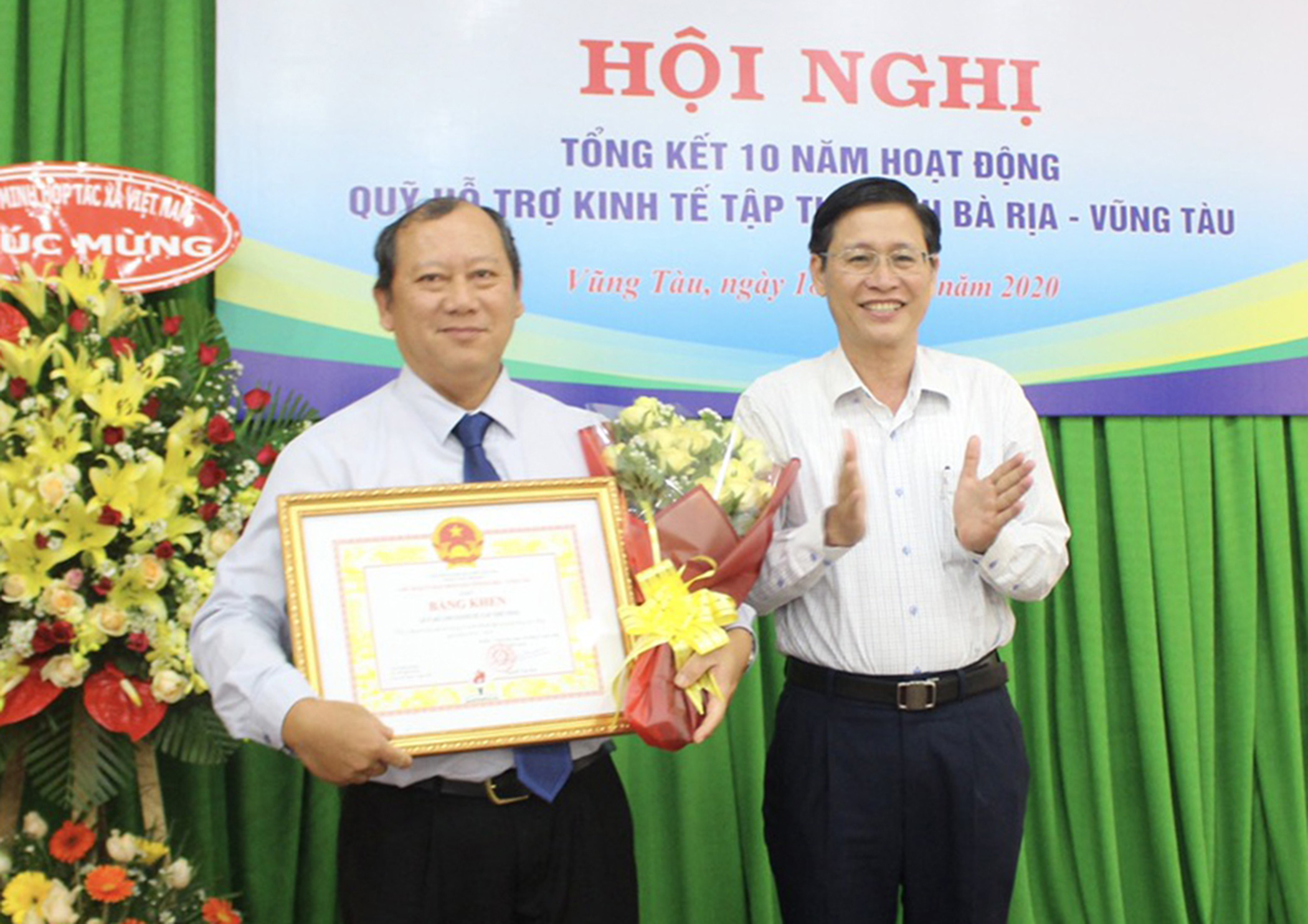 Ông Lê Ngọc Khánh, Phó Chủ tịch UBND tỉnh trao Bằng khen cho Quỹ Hỗ trợ kinh tế tập thể.