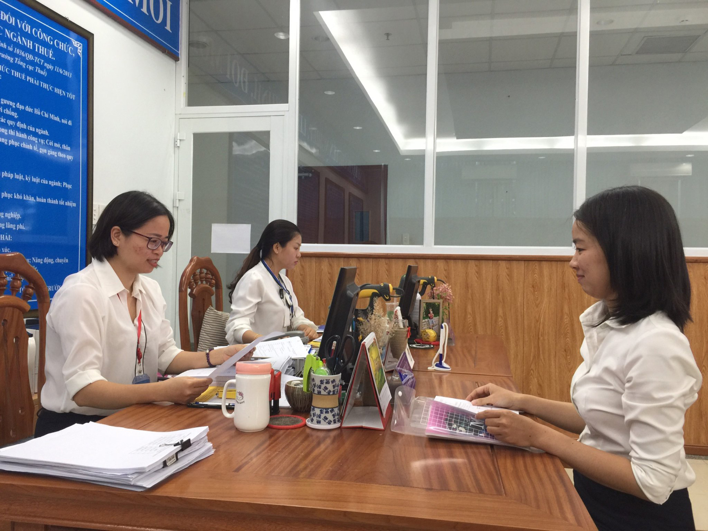 Người nộp thuế giao dịch tại bộ phận một cửa Cục Thuế tỉnh.