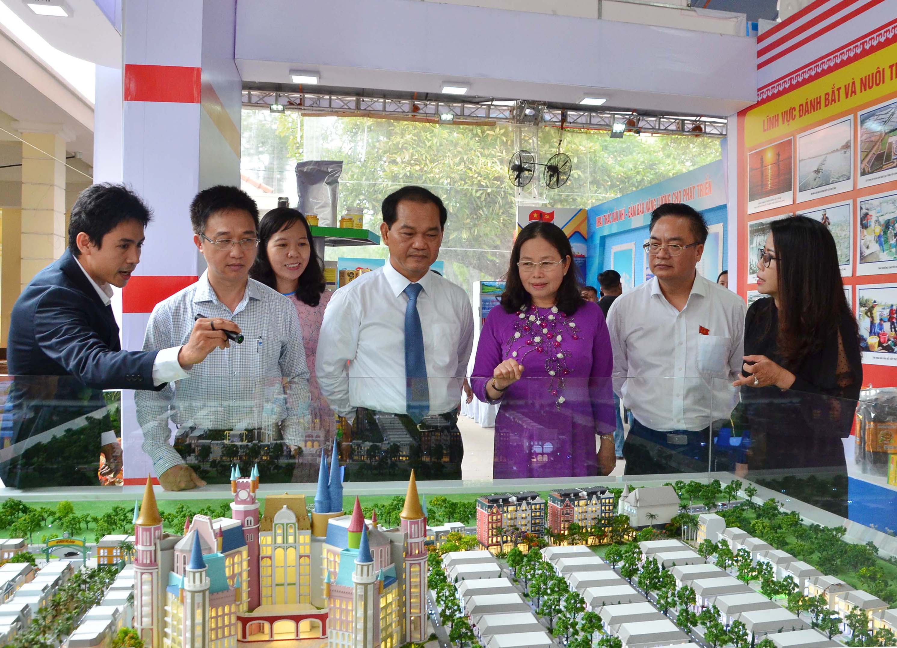 Bà Nguyễn Thị Yến, Phó Bí thư Thường trực Tỉnh ủy, Trưởng Đoàn ĐBQH tỉnh cùng các đại biểu tham quan gian trưng bày, giới thiệu những thành tựu của Đảng bộ tỉnh đạt được qua 6 kỳ Đại hội.
