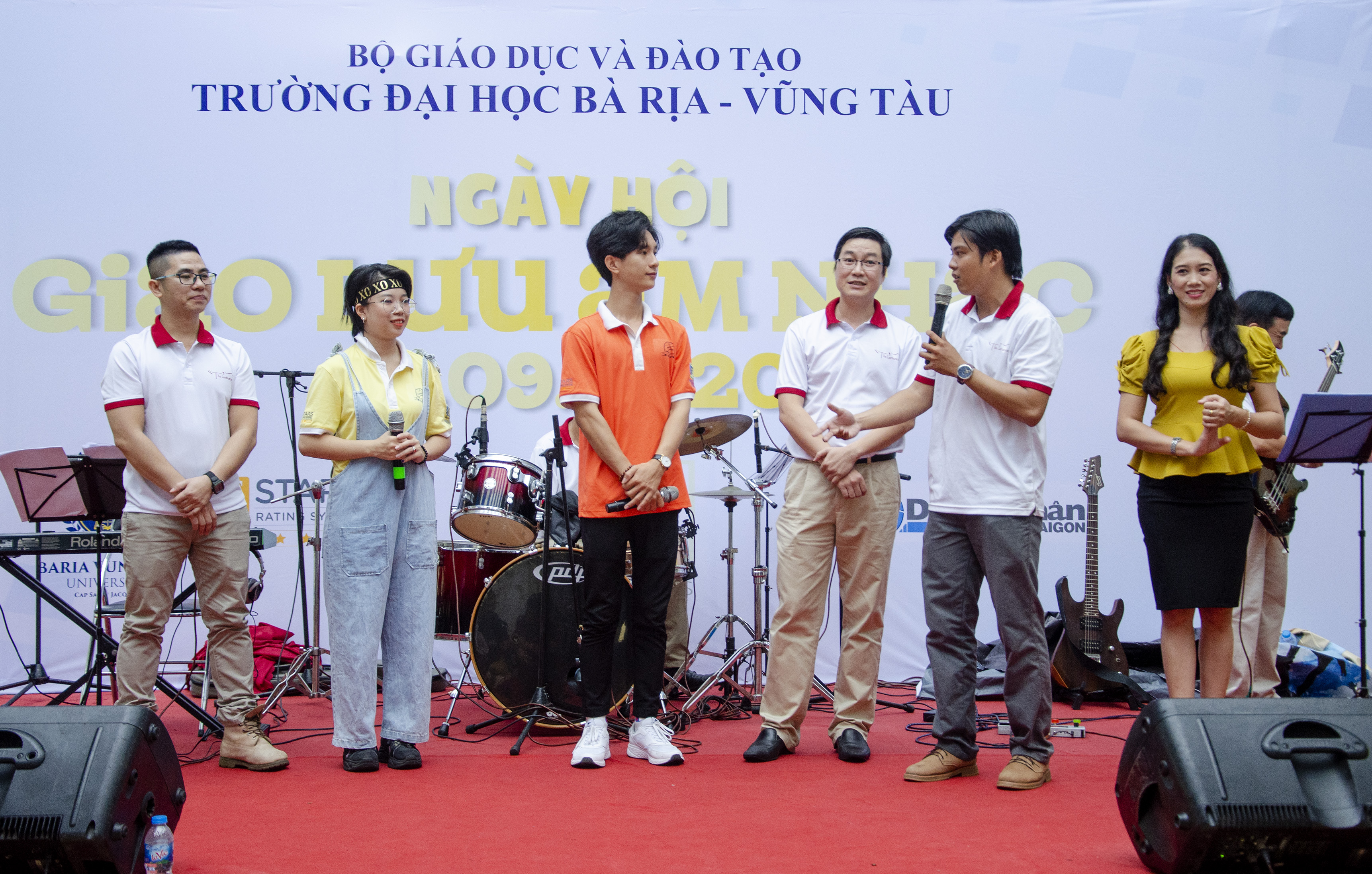 Ban nhạc The Lecturers giao lưu, chia sẻ tình yêu âm nhạc và việc học ngoại ngữ với SV BVU.