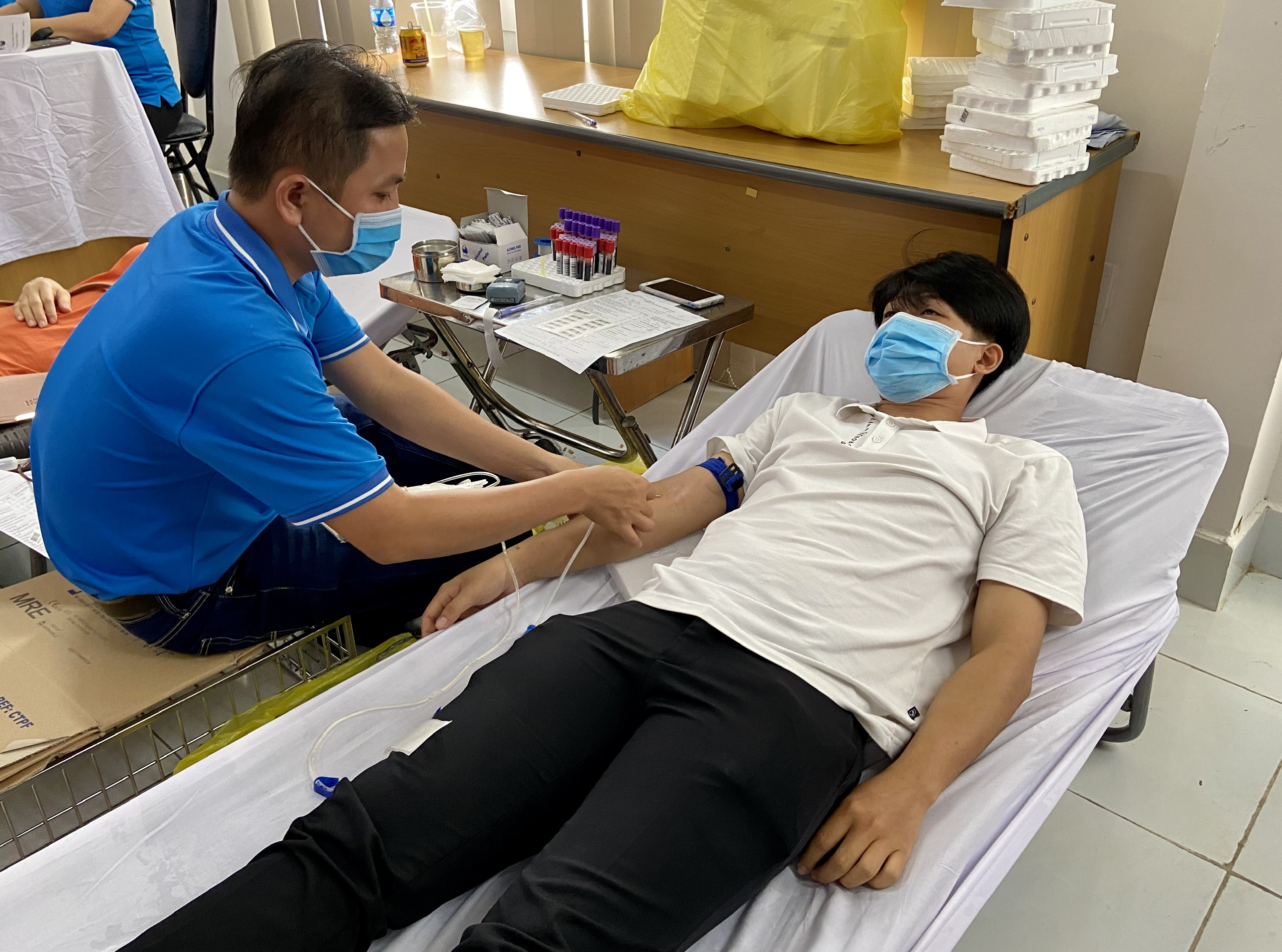 Người dân TP.Vũng Tàu tham gia hiến máu tính nguyện.