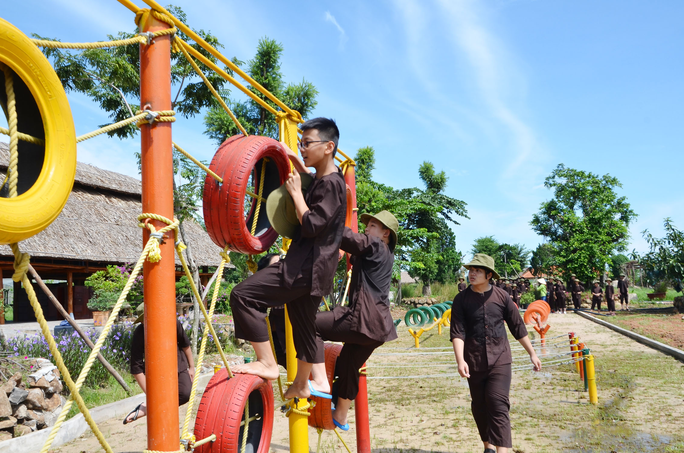 Các em tham gia hội trại kỹ năng chơi trò chơi vận động.