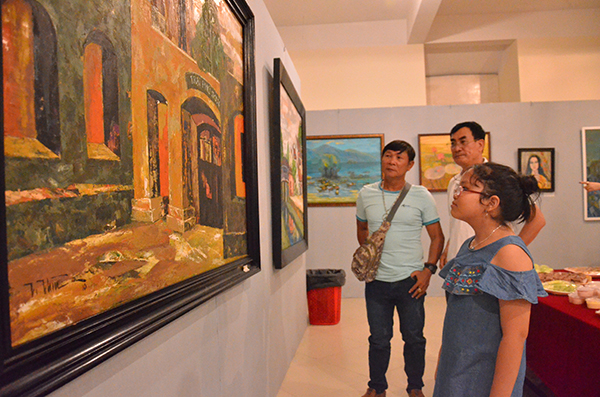 Người dân tham quan triển lãm Mỹ thuật, nhiếp ảnh chủ đề “Bà Rịa – Vũng Tàu trong trái tim tôi” tối ngày 20/9.
