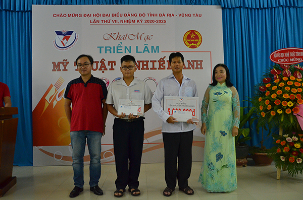 Đại diện các nhà hảo tâm trao học bổng cho học sinh, sinh viên vượt khó học giỏi.