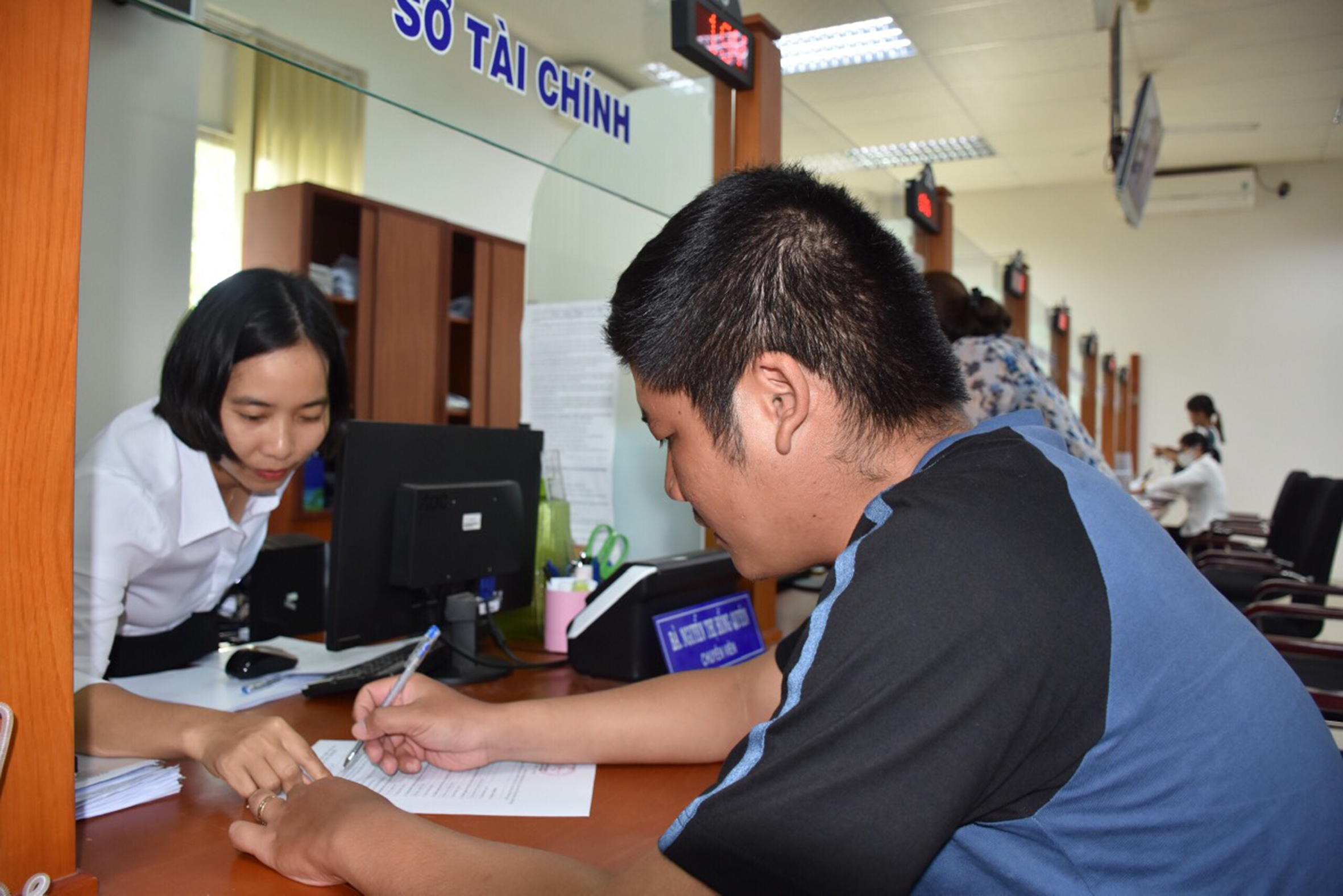 Tiếp nối truyền thống, ngành Tài chính tỉnh BR-VT đã góp phần hoàn thành tốt nhiệm vụ quản lý ngân sách. Trong ảnh: Công chức Sở Tài chính hướng dẫn người dân làm TTHC tại Trung tâm phục vụ hành chính công tỉnh. Ảnh: HUYỀN TRANG