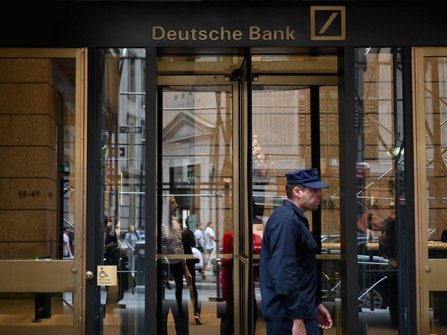 Một chi nhánh của Deutsche Bank tại New York, Mỹ. 