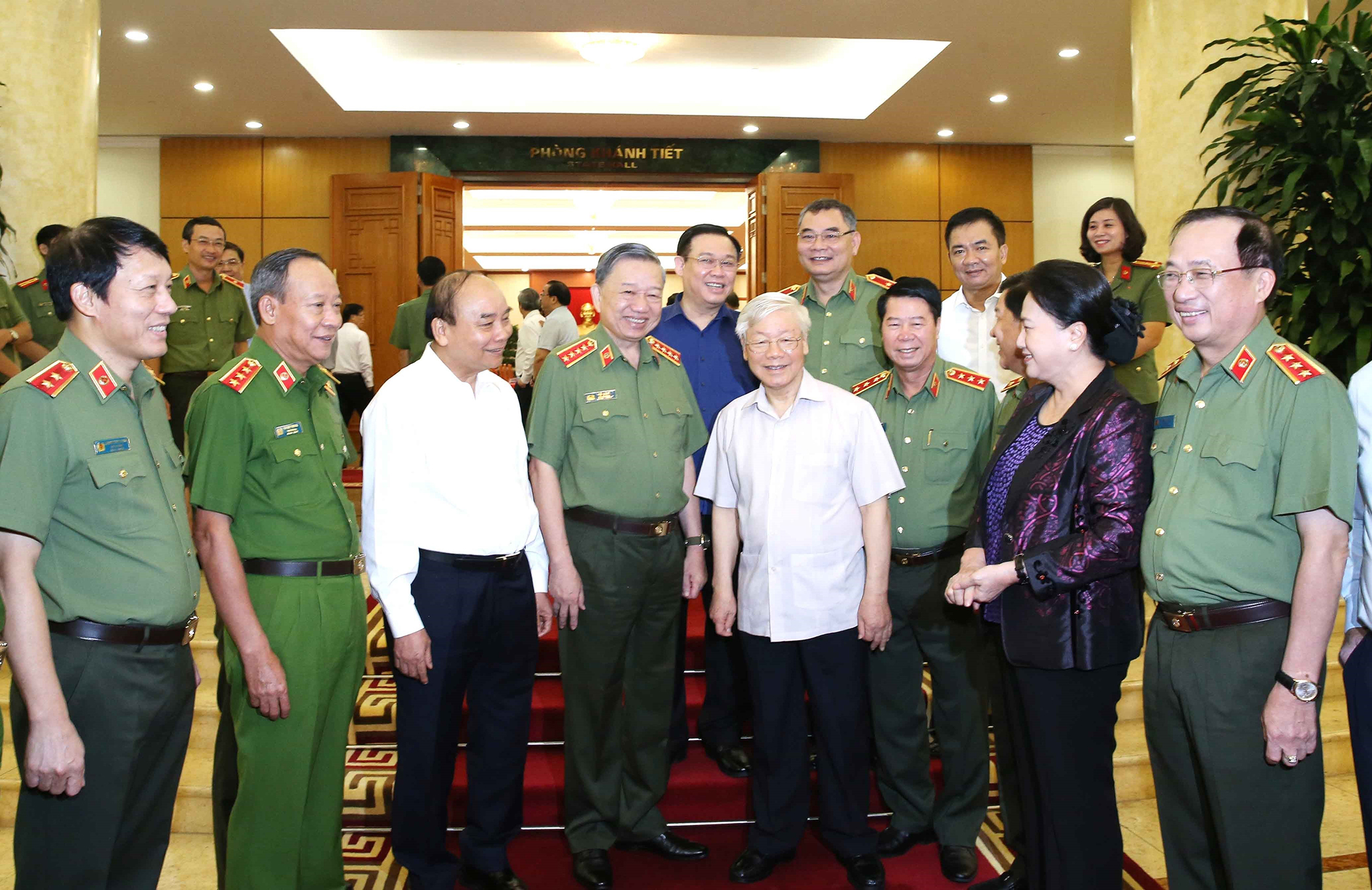 Tổng Bí thư, Chủ tịch nước Nguyễn Phú Trọng cùng các đồng chí Bộ Chính trị gặp gỡ Ban Thường vụ Đảng ủy Công an Trung ương. Ảnh: PHƯƠNG HOA 