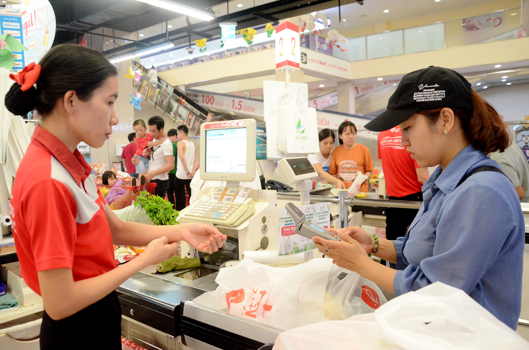 Người dân thanh toán qua thẻ tại Lotte Mart Vũng Tàu.