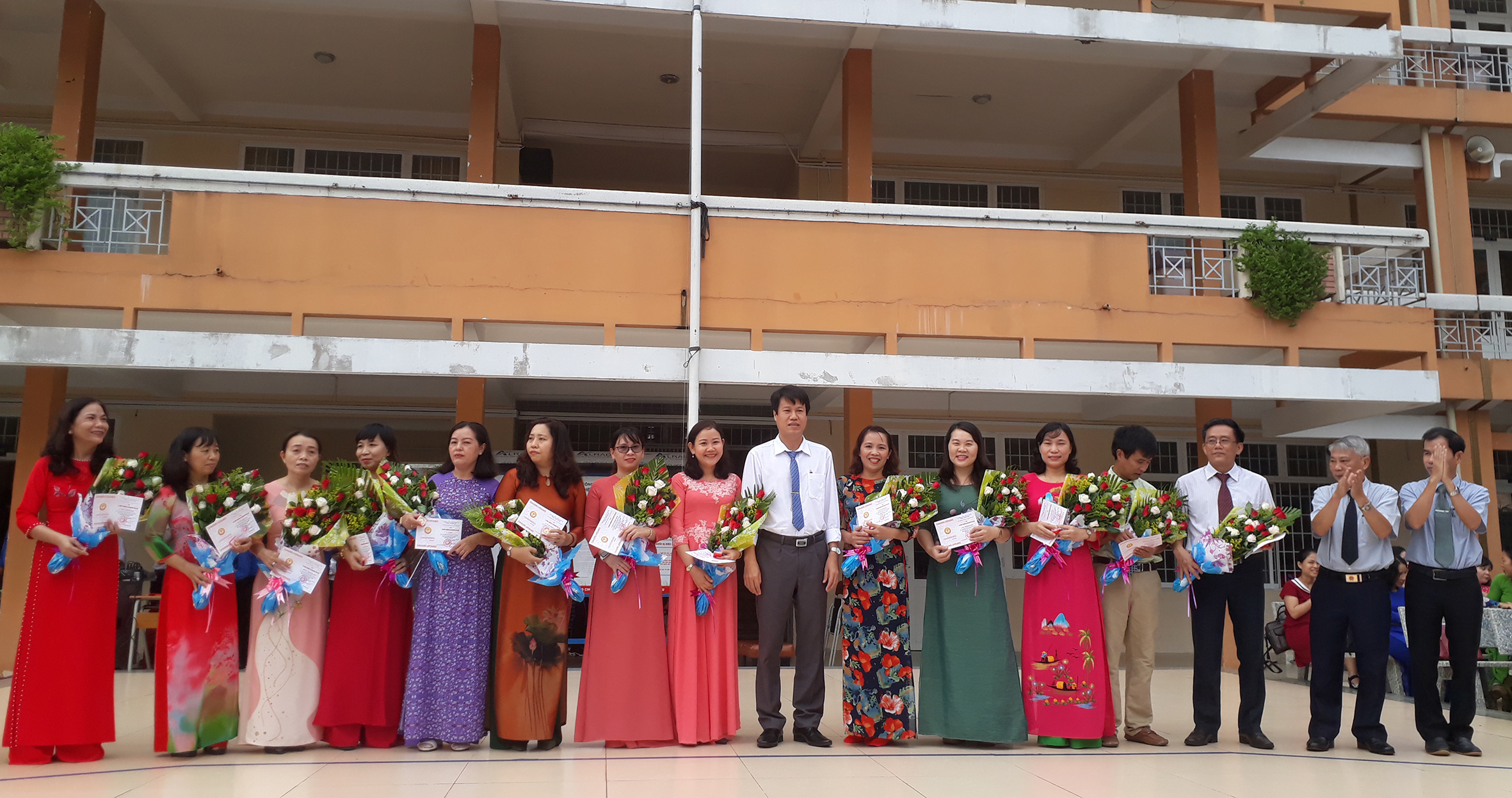 Thầy Đinh Ngọc Đức, Hiệu trưởng Trường THPT Phú Mỹ trao Kỷ niệm chương cho giáo viên.
