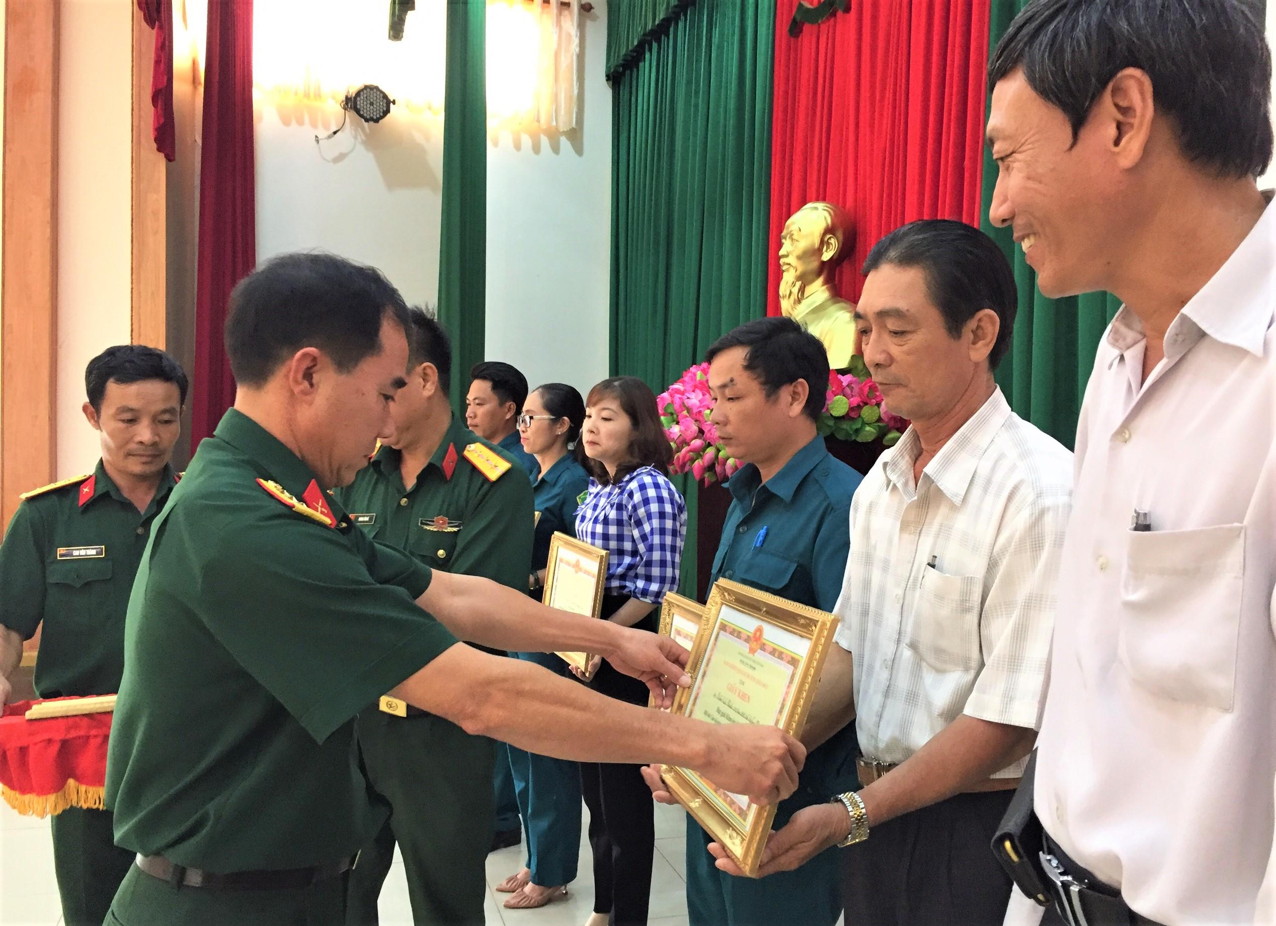 Thượng tá Phạm Văn Khôi, Chính trị viên Ban CHQS huyện Châu Đức trao Giấy khen cho các thí sinh đạt giải.
