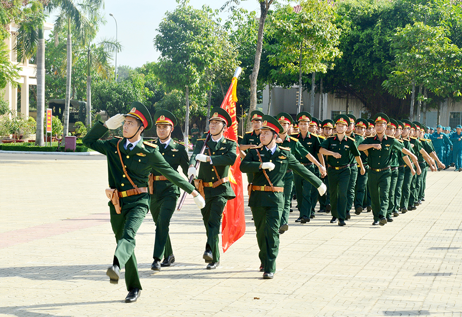 Lực lượng vũ trang tỉnh ra quân huấn luyện.
