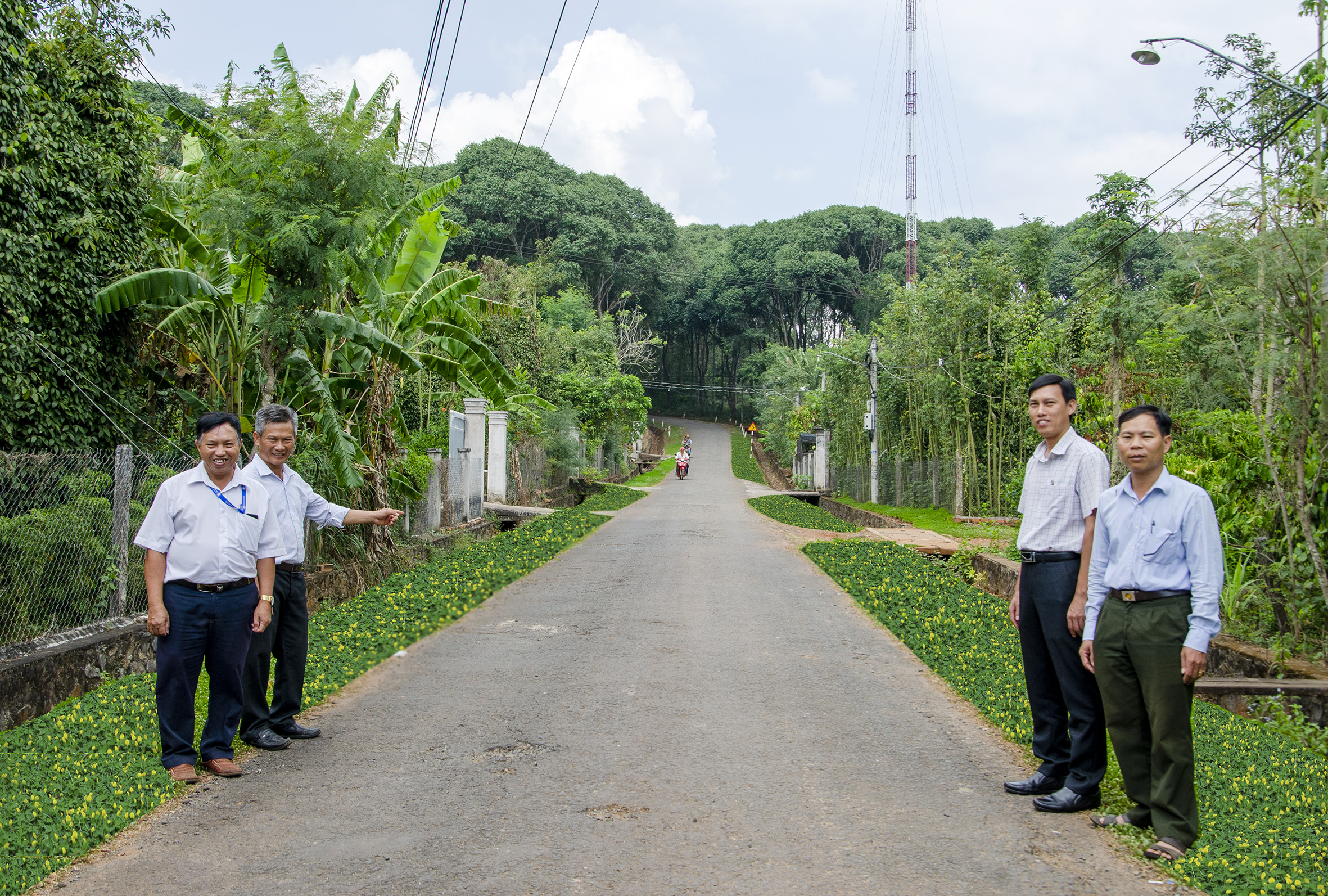 Chương trình xây dựng NTM đã thu hút được sự tham gia của các đoàn thể, sự đóng góp của nhiều tầng lớp nhân dân. Trong ảnh: Con đường hoa được thực hiện tại xã Sơn Bình, huyện Châu Đức. Ảnh: QUANG VINH