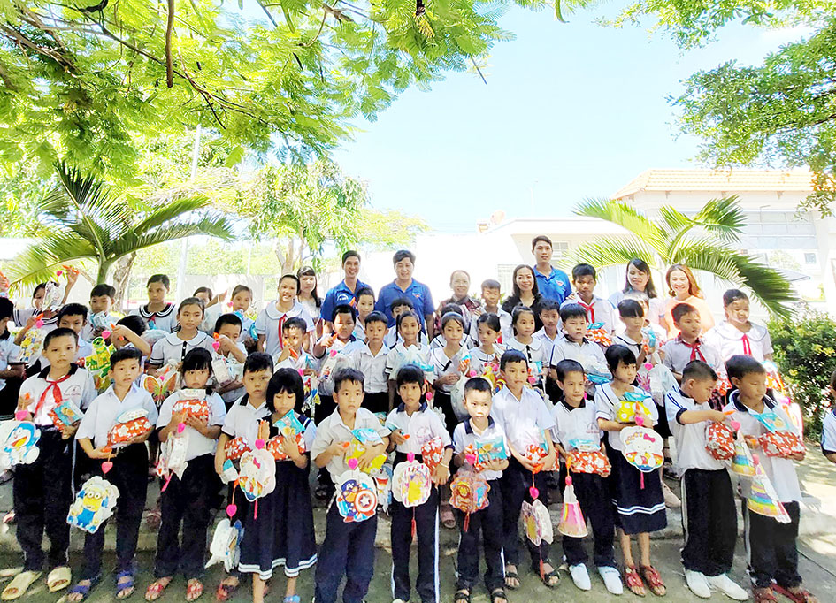 HS Trường TH Nguyễn Bỉnh Khiêm nhận lồng đèn Trung thu do các anh, chị Thành Đoàn, Hội đồng Đội  TP.Vũng Tàu trao tặng.