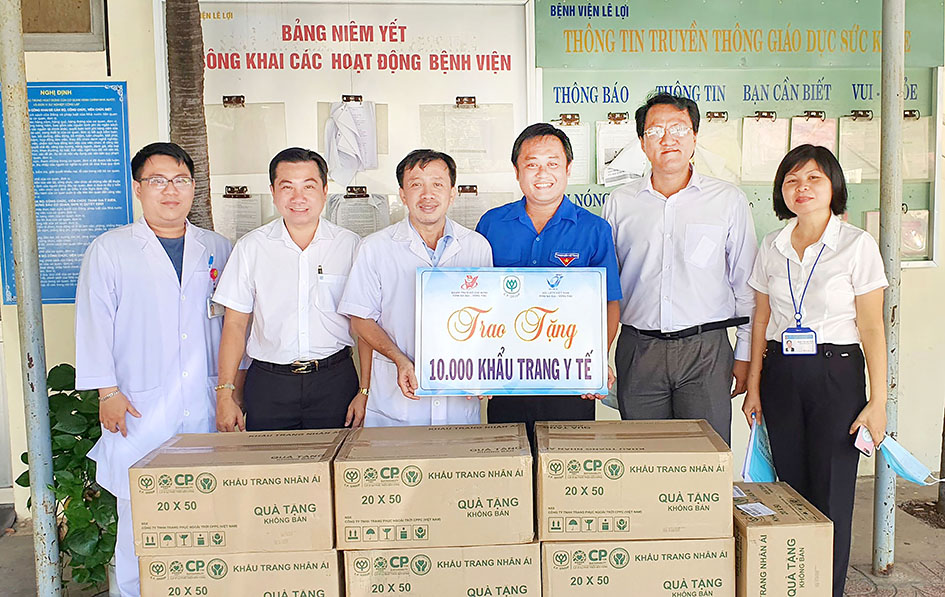 Anh Nguyễn Minh Triết, Chủ tịch Hội LHTN Việt Nam tỉnh trao khẩu trang cho Bệnh viện Lê Lợi.