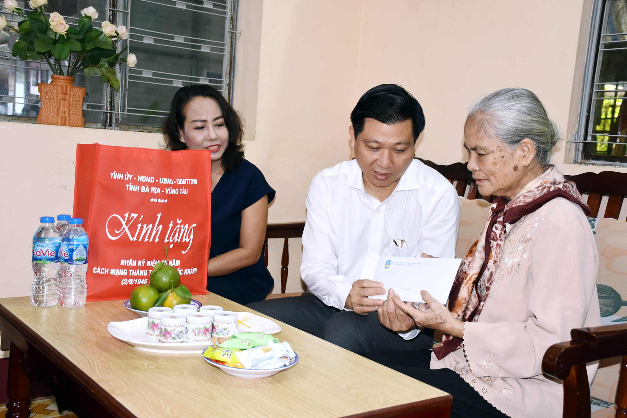 Ông Trần Văn Tuấn, Phó Chủ tịch UBND tỉnh  thăm, tặng quà gia đình bà Nguyễn Thị Năm, thân nhân ông Đỗ Anh Minh, cán bộ lão thành cách mạng (phường 9, TP. Vũng Tàu) nhân Kỷ niệm 45 năm Ngày Thương binh-Liệt sĩ.      