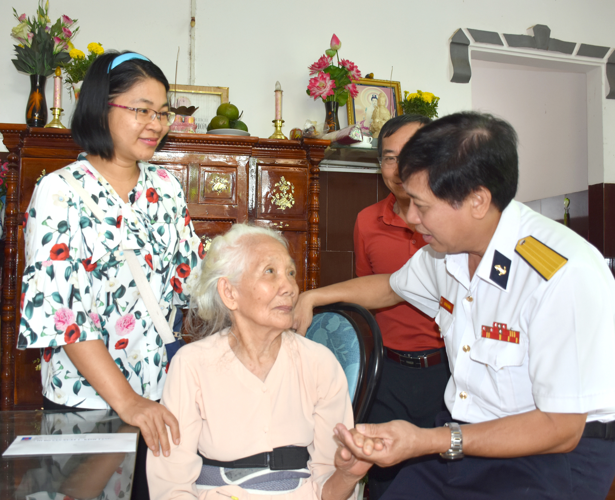 100% Mẹ VNAH còn sống trên địa bàn tỉnh đều được các cơ quan, đơn vị nhận phụng dưỡng suốt đời. Trong ảnh: Các cơ quan, đơn vị đến thăm Mẹ VNAH Trần Thị Trinh (ấp Bắc 3, xã Hòa Long, TP. Bà Rịa).  