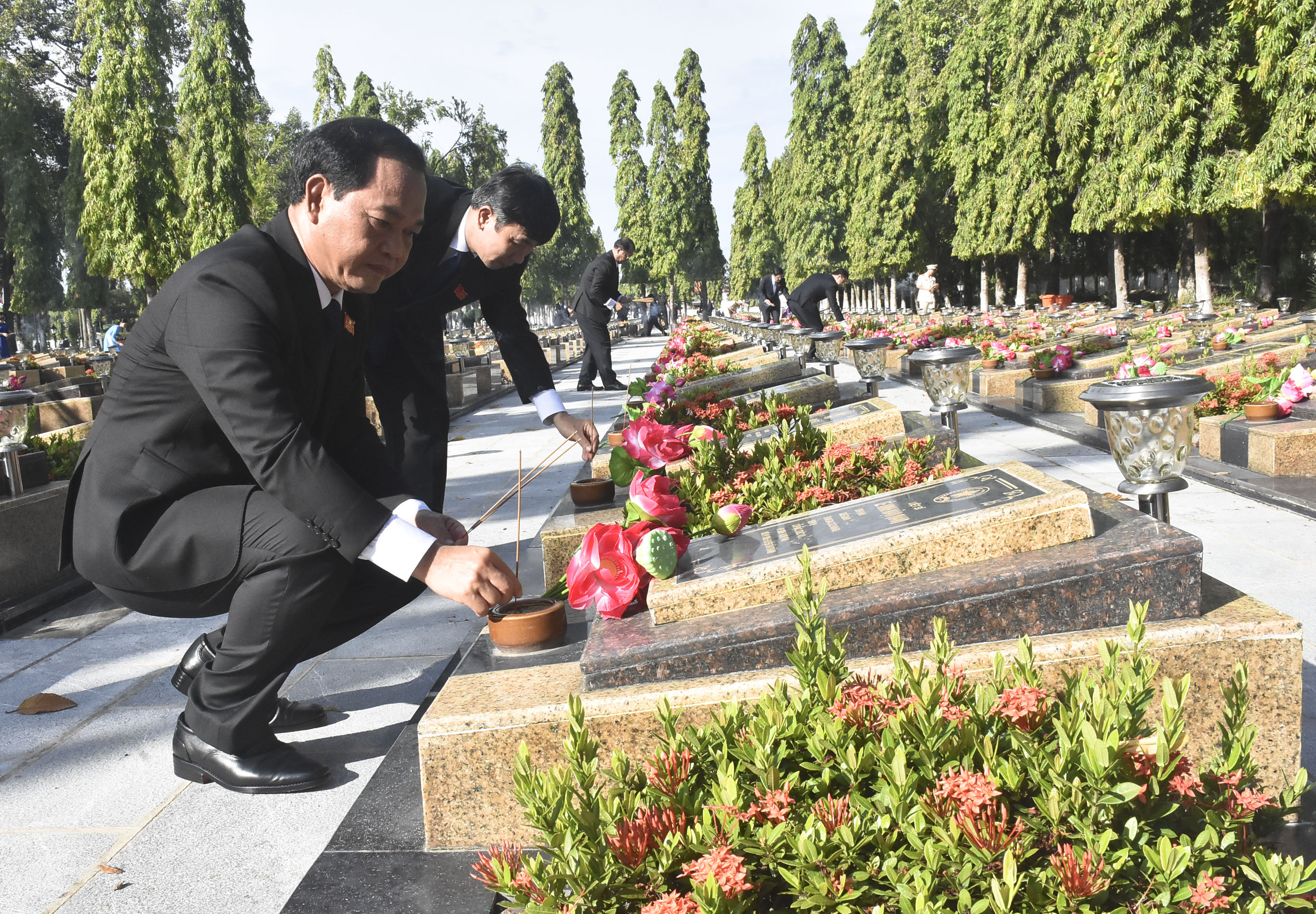 Đồng chí Mai Ngọc Thuận, Ủy viên Ban Thường vụ Tỉnh ủy, Phó Chủ tịch HĐND tỉnh dâng hương trên các phần mộ liệt sĩ. Ảnh: PHƯƠNG NAM