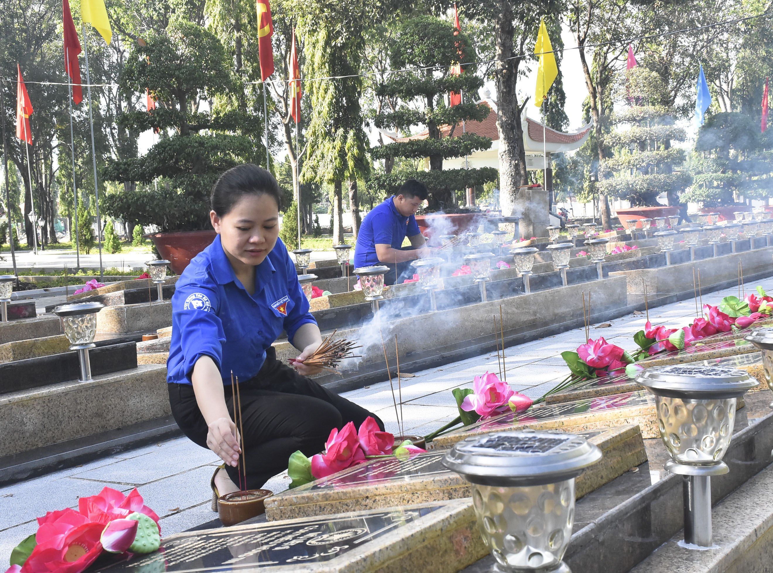 ĐVTN dâng hương trên các phần mộ liệt sĩ. Ảnh: PHƯƠNG NAM