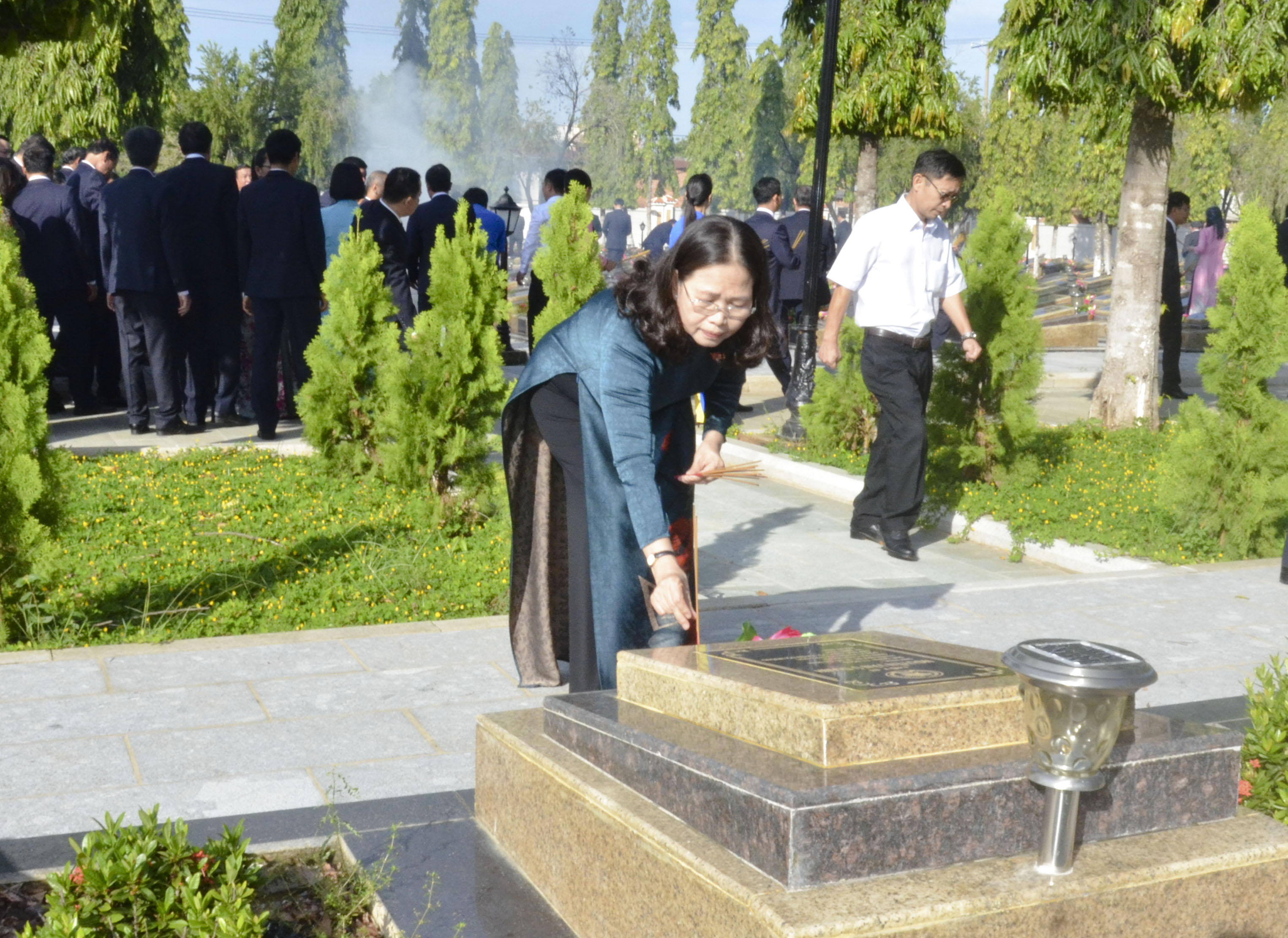Đồng chí Nguyễn Thị Yến, Phó Bí thư Thường trực Tỉnh ủy, Trưởng Đoàn ĐBQH tỉnh dâng hương trên các phần mộ liệt sĩ. Ảnh: ĐỨC TIỆN