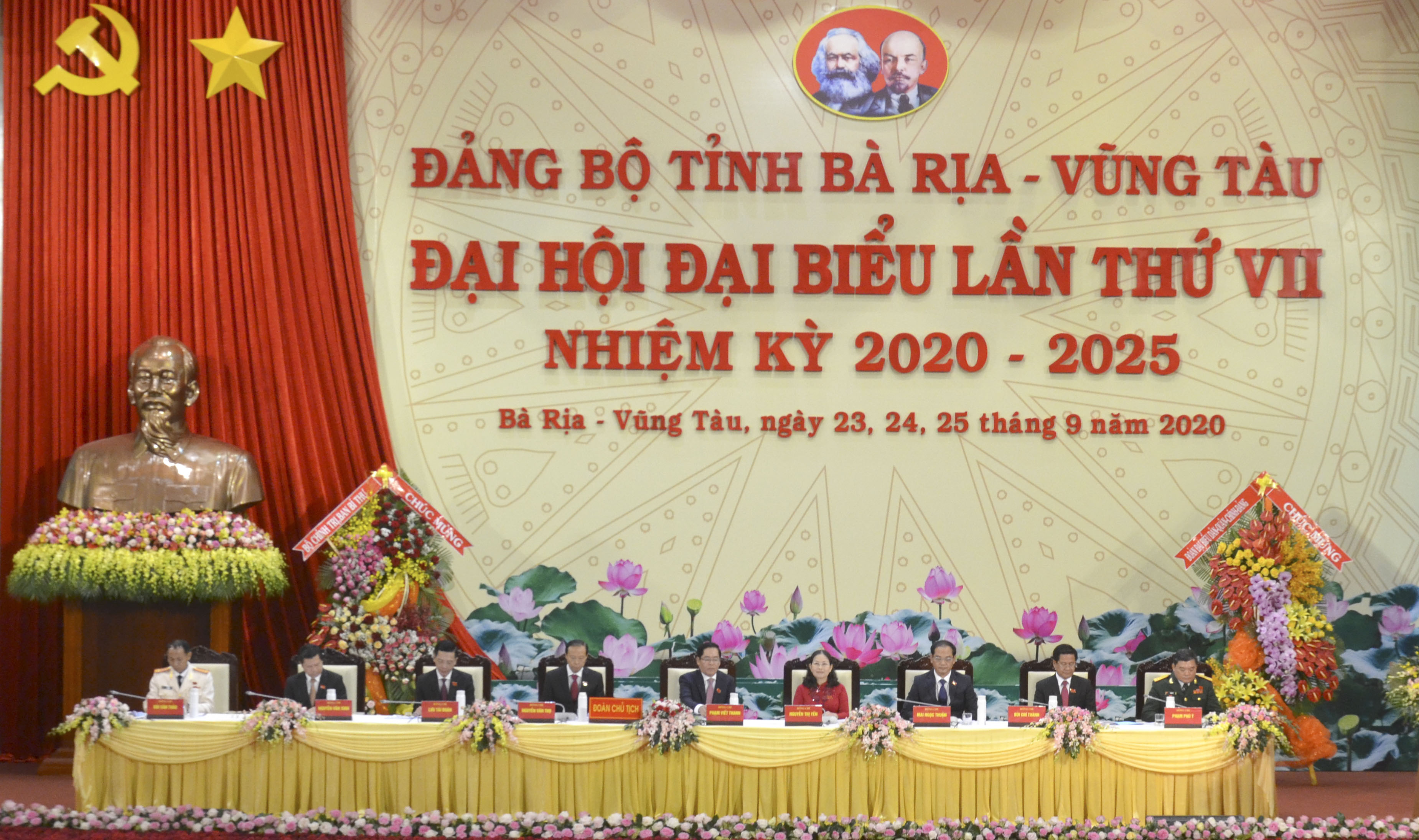 Đoàn Chủ tịch làm việc tại Đại hội.