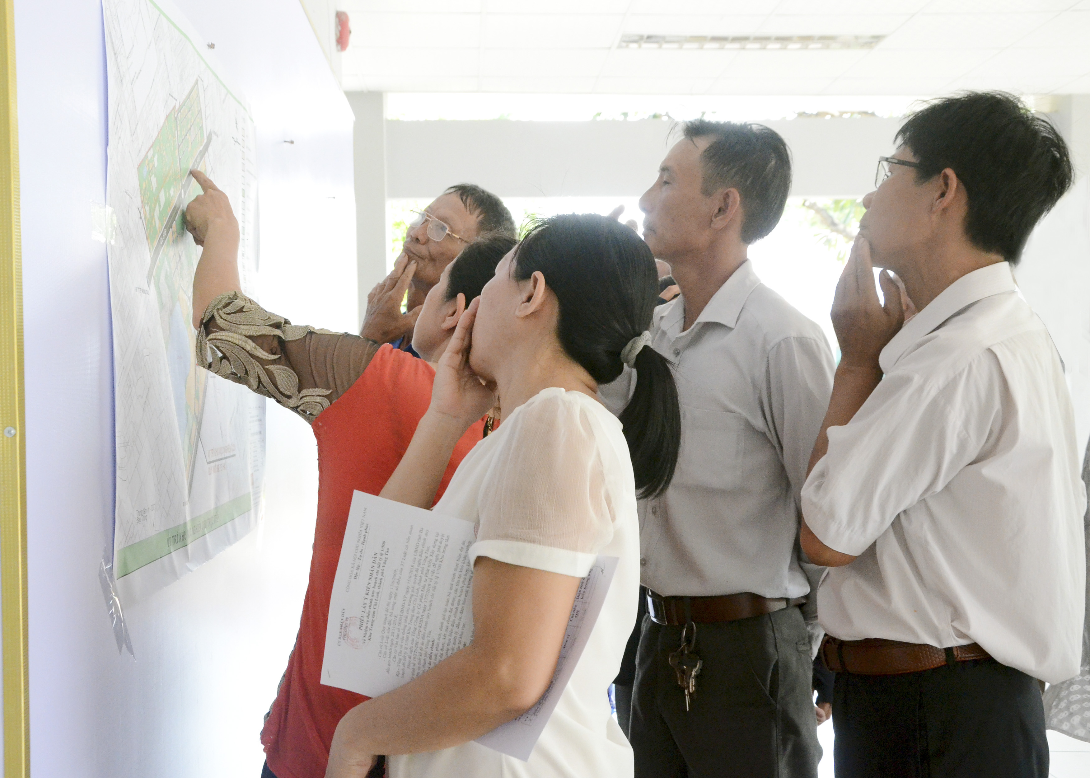 Người dân xem bản đồ quy hoạch chung 1/10.000 TP. Vũng Tàu.