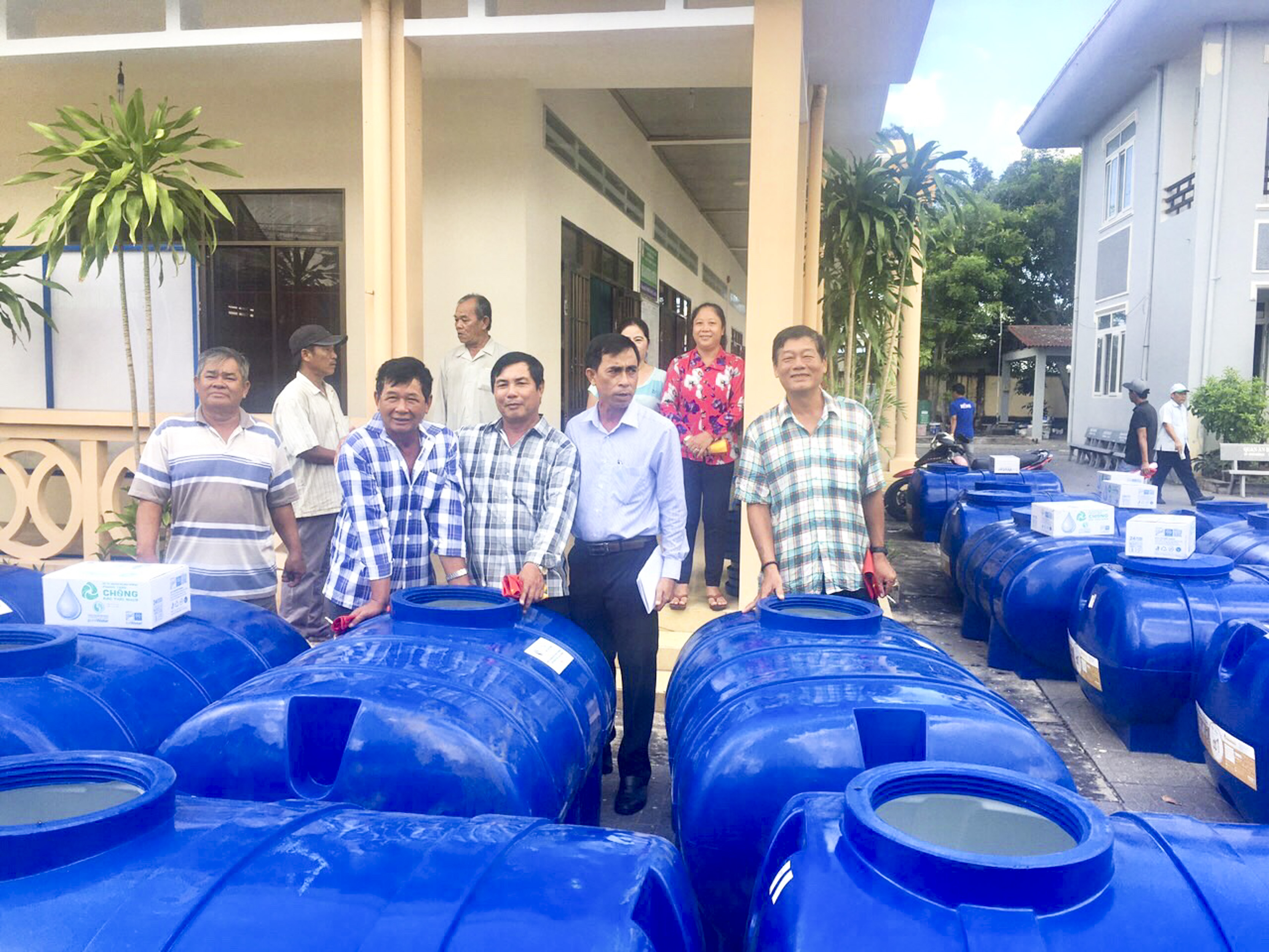 Ngư dân TT. Phước Hải và xã Lộc An nhận bồn chứa nước ngọt tại buổi lễ.