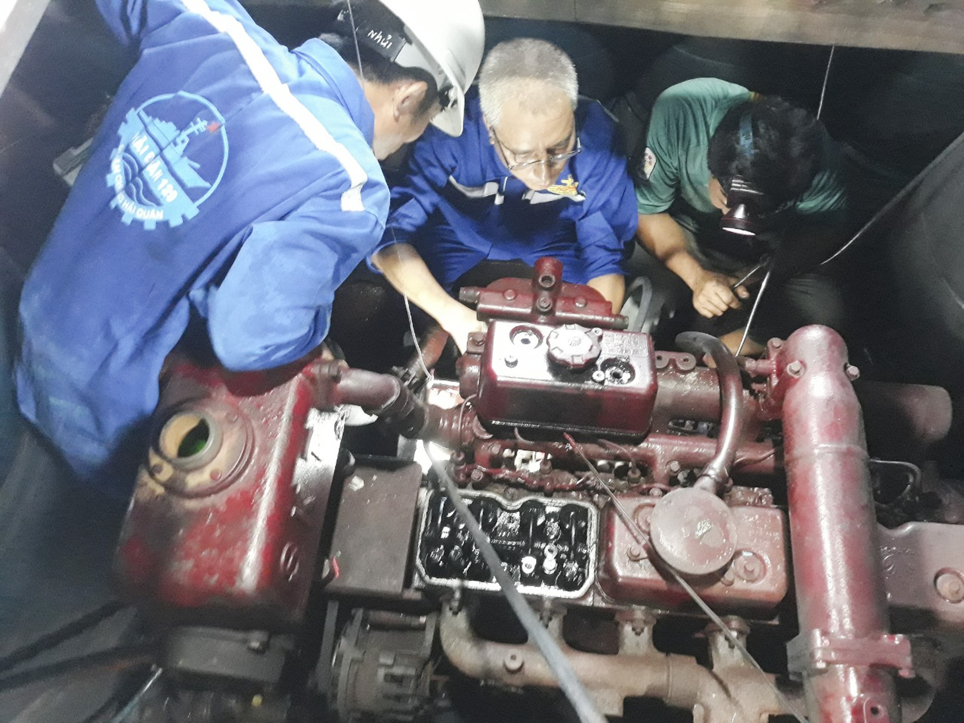Nhân viên kỹ thuật lắp đặt khớp nối và cân chính bơm cao áp.