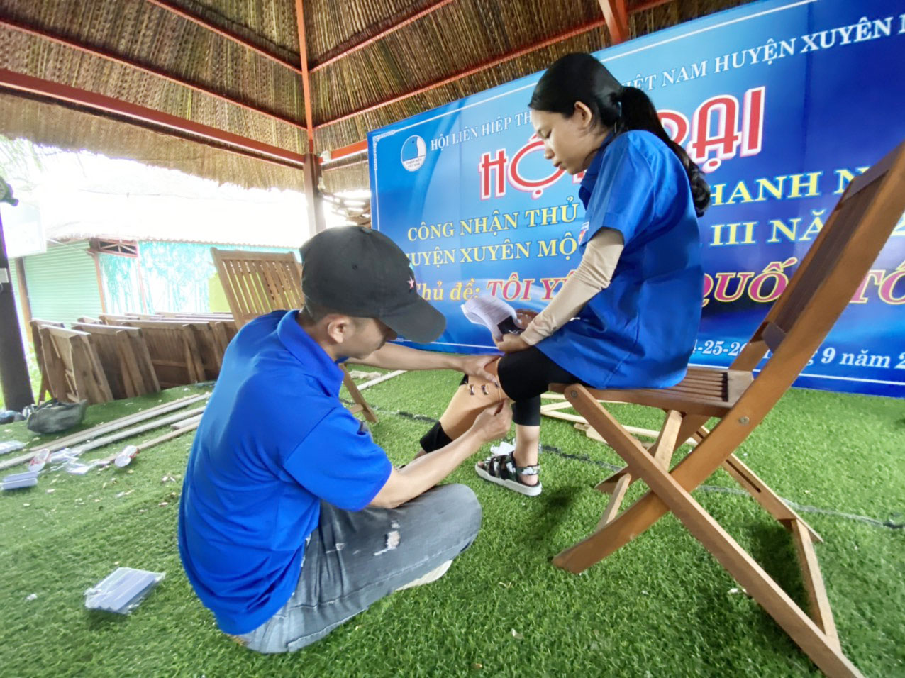 Các thí sinh thực hành kỹ năng sơ cấp cứu.