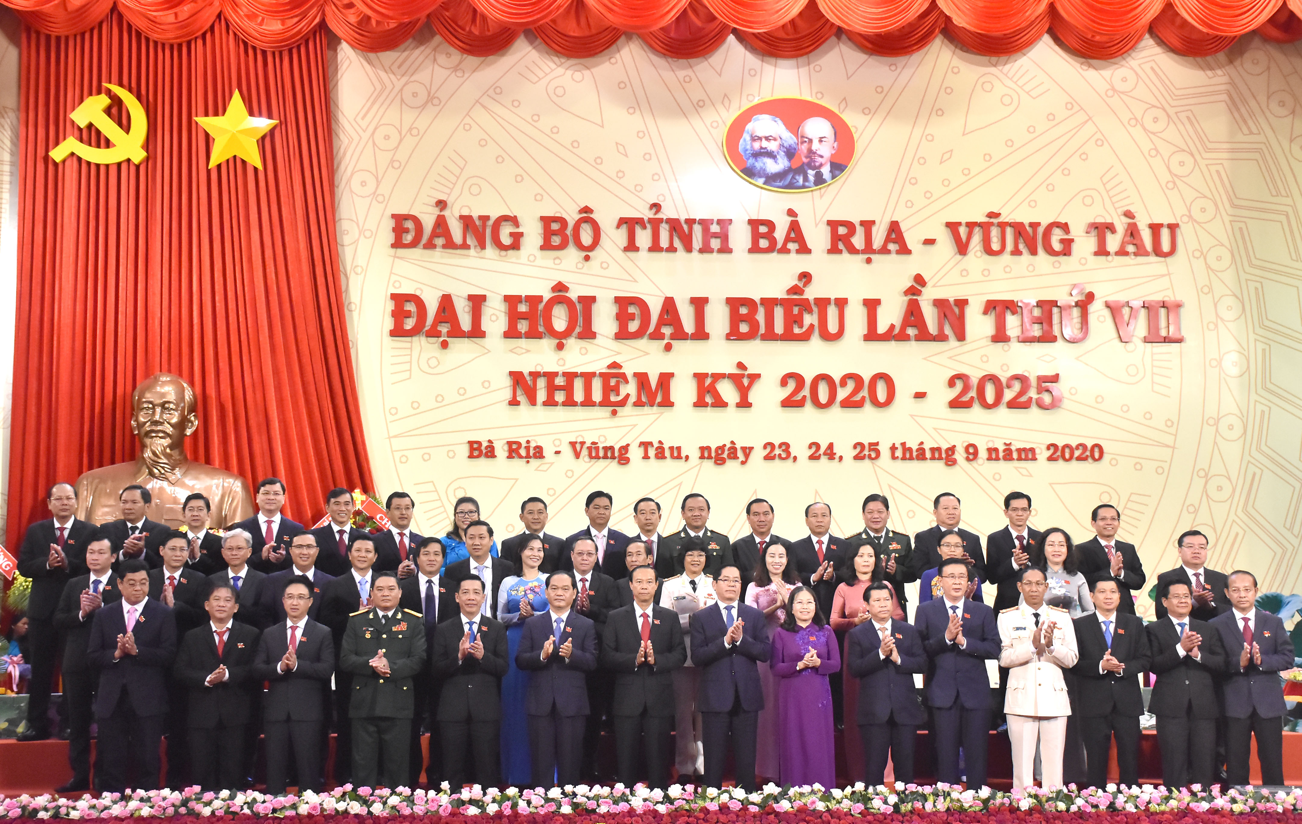 Ban Chấp hành Đảng bộ tỉnh khóa VII, nhiệm kỳ 2020-2025 ra mắt Đại hội.