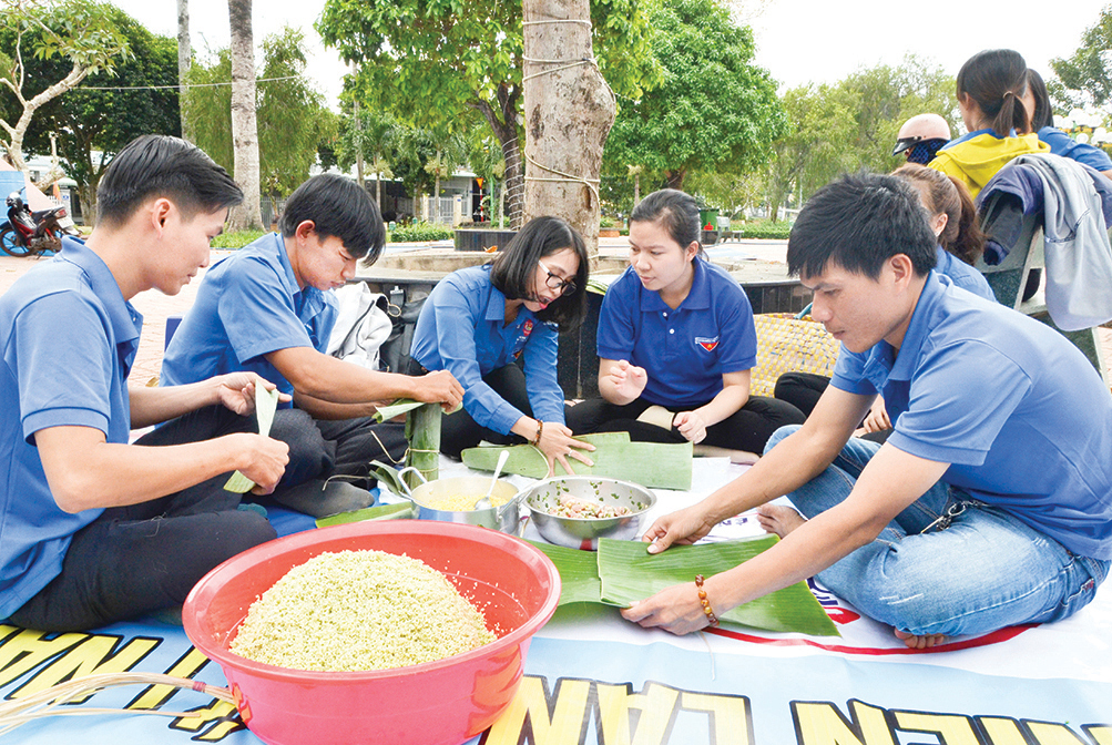 Đoàn viên, thanh niên huyện Châu Đức gói bánh chưng tặng các gia đình khó khăn, dịp Tết 2019.