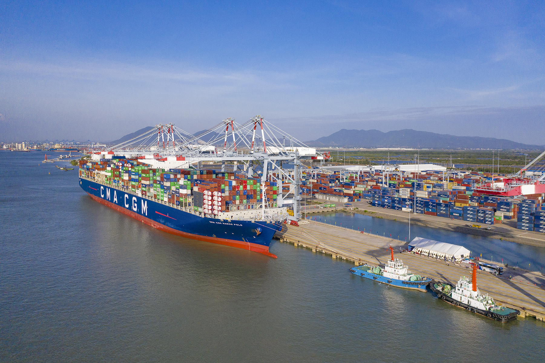 Kết quả nhiệm kỳ 2015-2020, hệ thống cảng biển có sự chuyển biến mạnh mẽ, dịch vụ hậu cần cảng được quan tâm đầu tư và đạt kết quả tích cực. Trong ảnh: Tàu CMA CGM Marco Polo sức chở 17.000 TEUs cập Cảng CMIT.