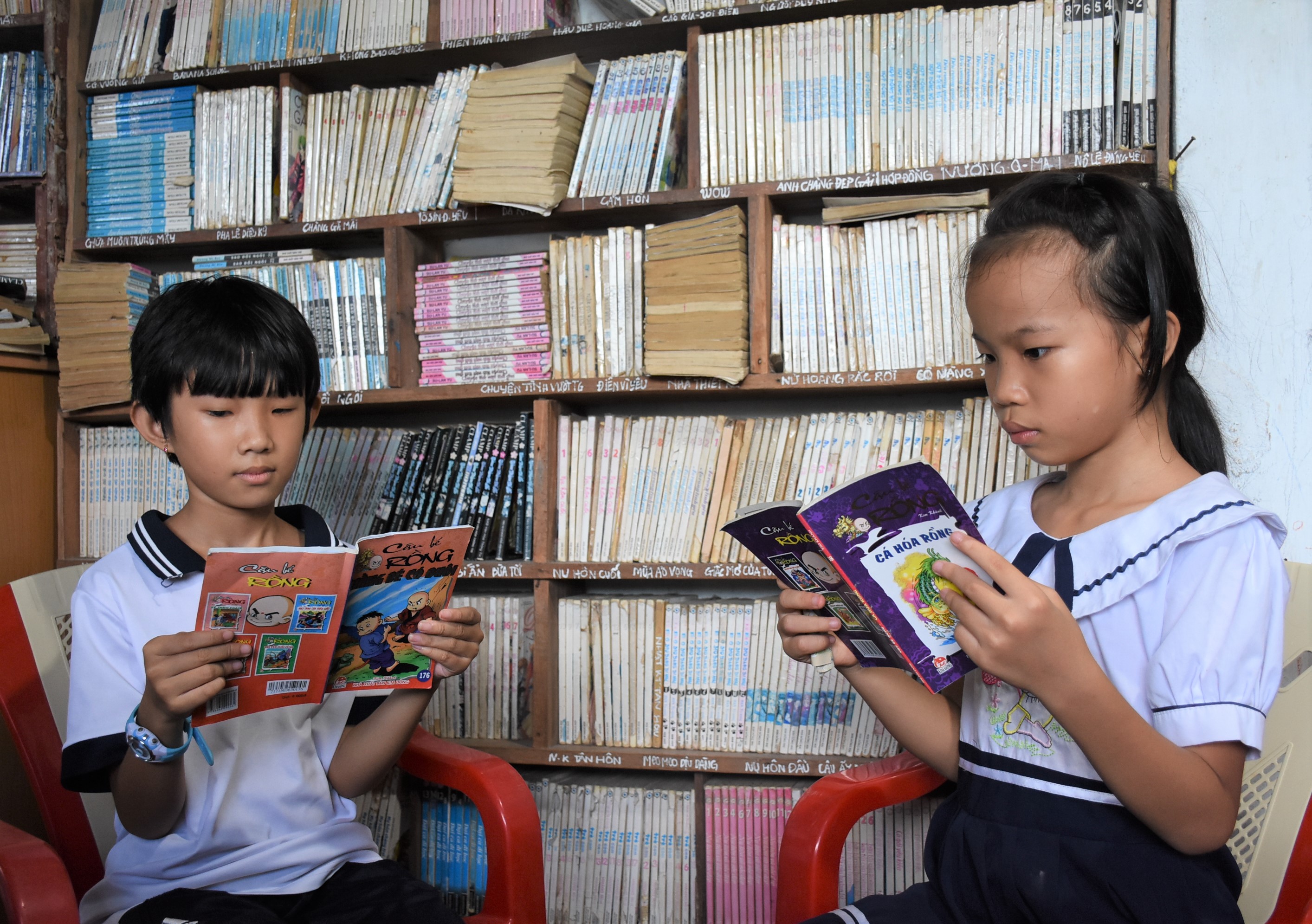 “Sách cũ 27” là nơi lui tới thường xuyên của 2 em  Trần Ngọc Thanh Trúc, Nguyễn Thị Thanh Tuyền -  cùng là HS lớp 4 trường TH Lê Lợi (TT.Long Hải, huyện Long Điền). 